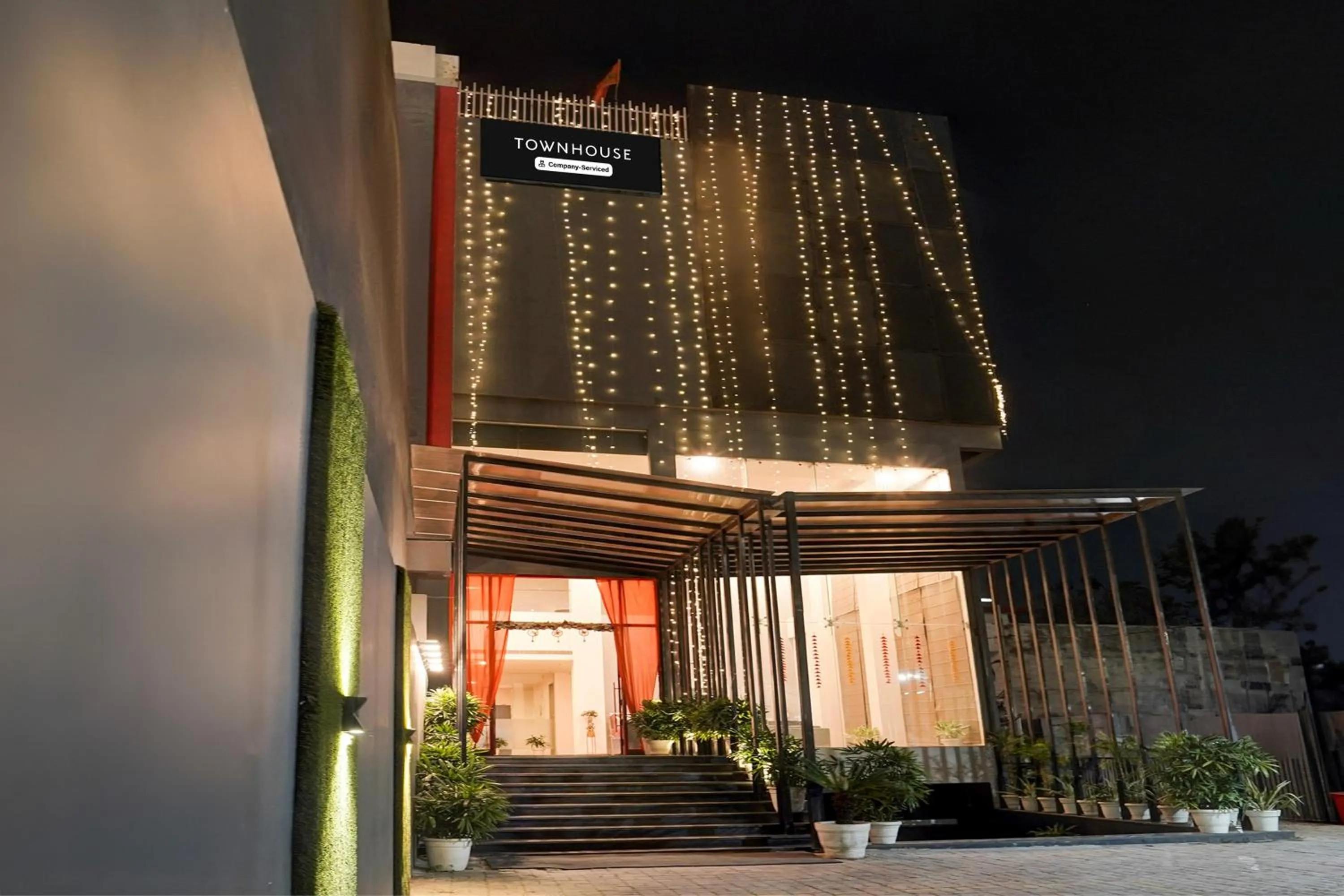 Facade/entrance in Super Townhouse Gomti Nagar Matiyari