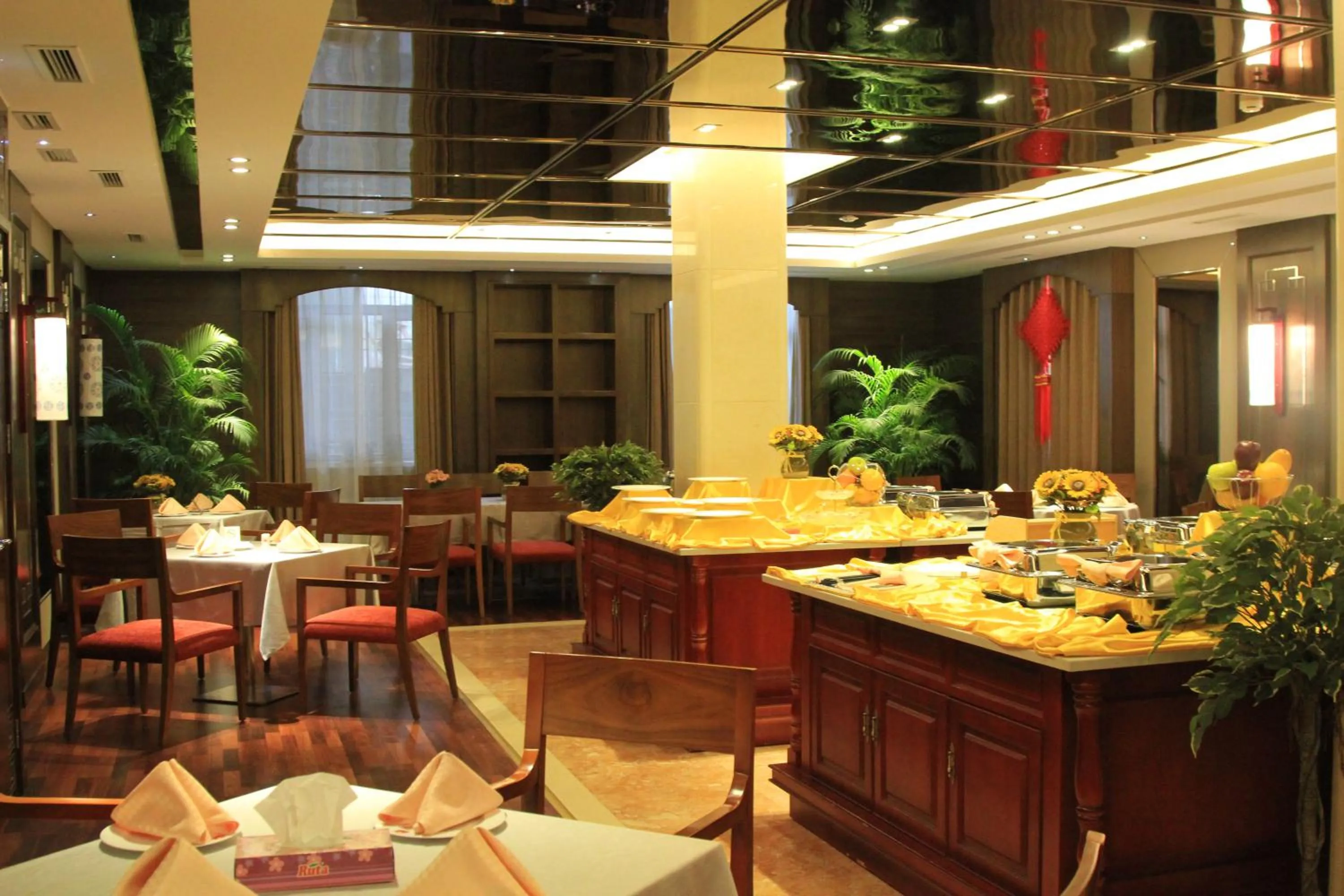 Restaurant/places to eat in Soluxe Hotel Almaty