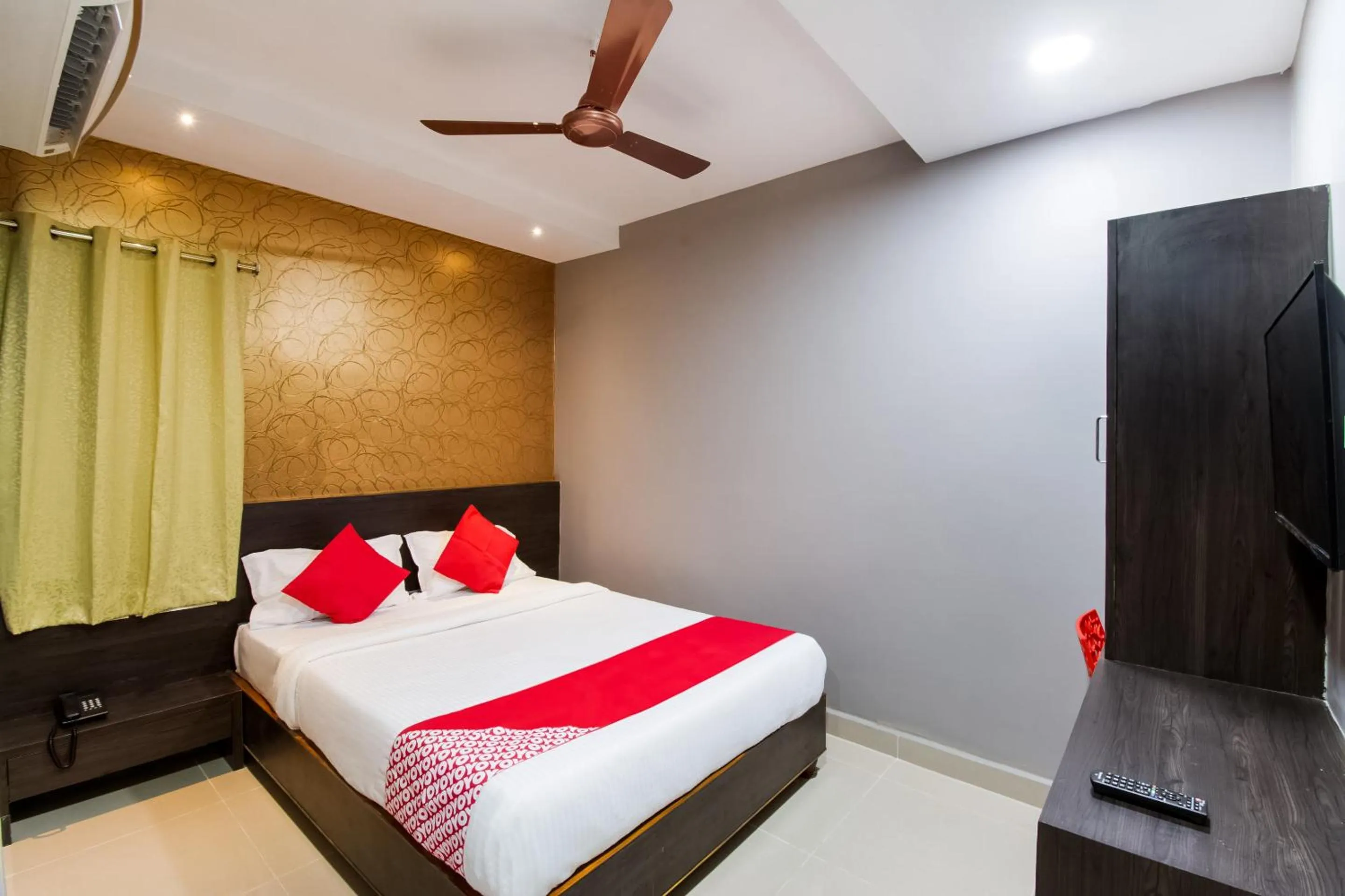 Bathroom, Bed in Super Hotel O CJ Inn