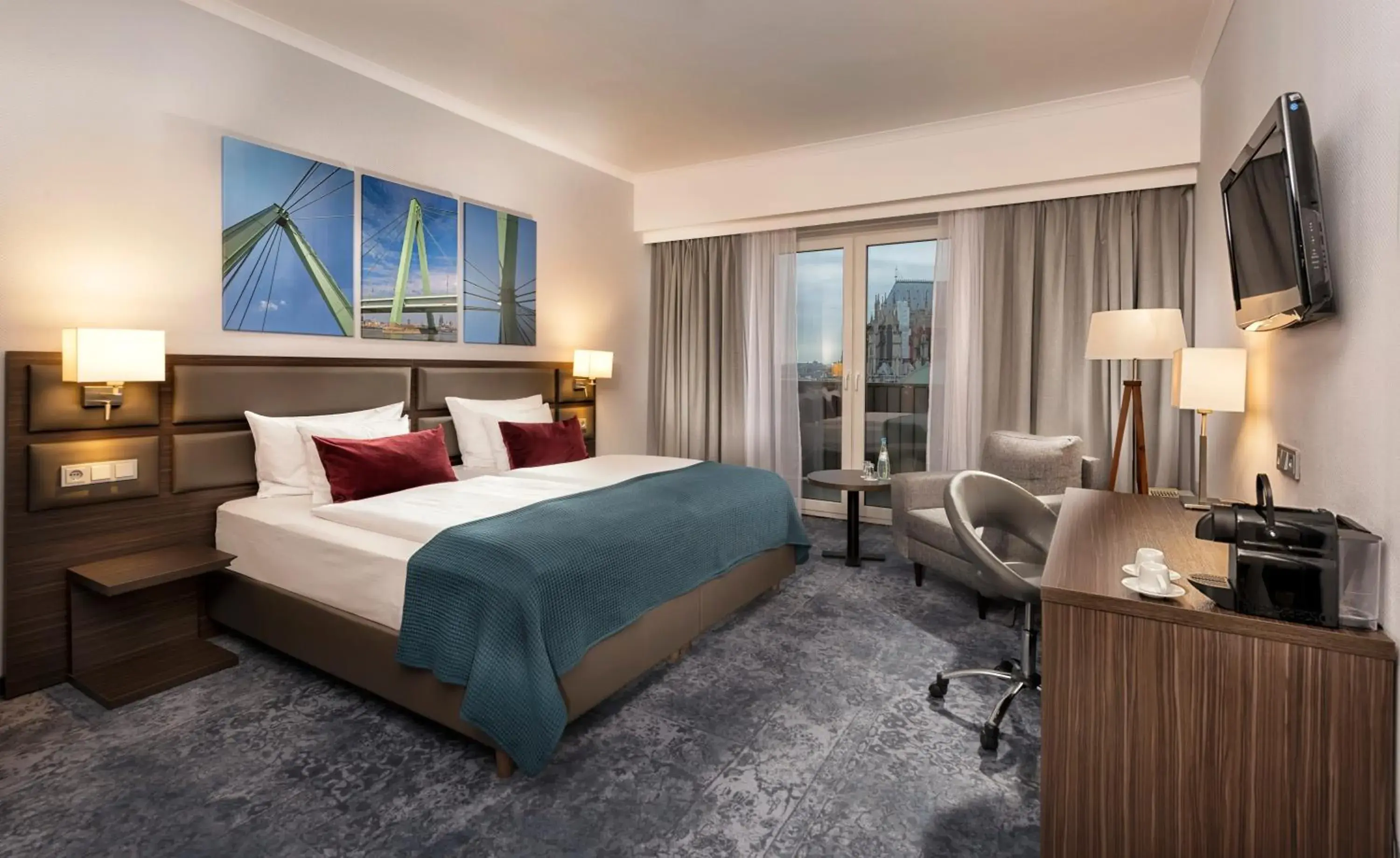 Deluxe Double or Twin Room with City View in Wyndham Köln Deluxe Double or Twin Room with City View in Wyndham Köln