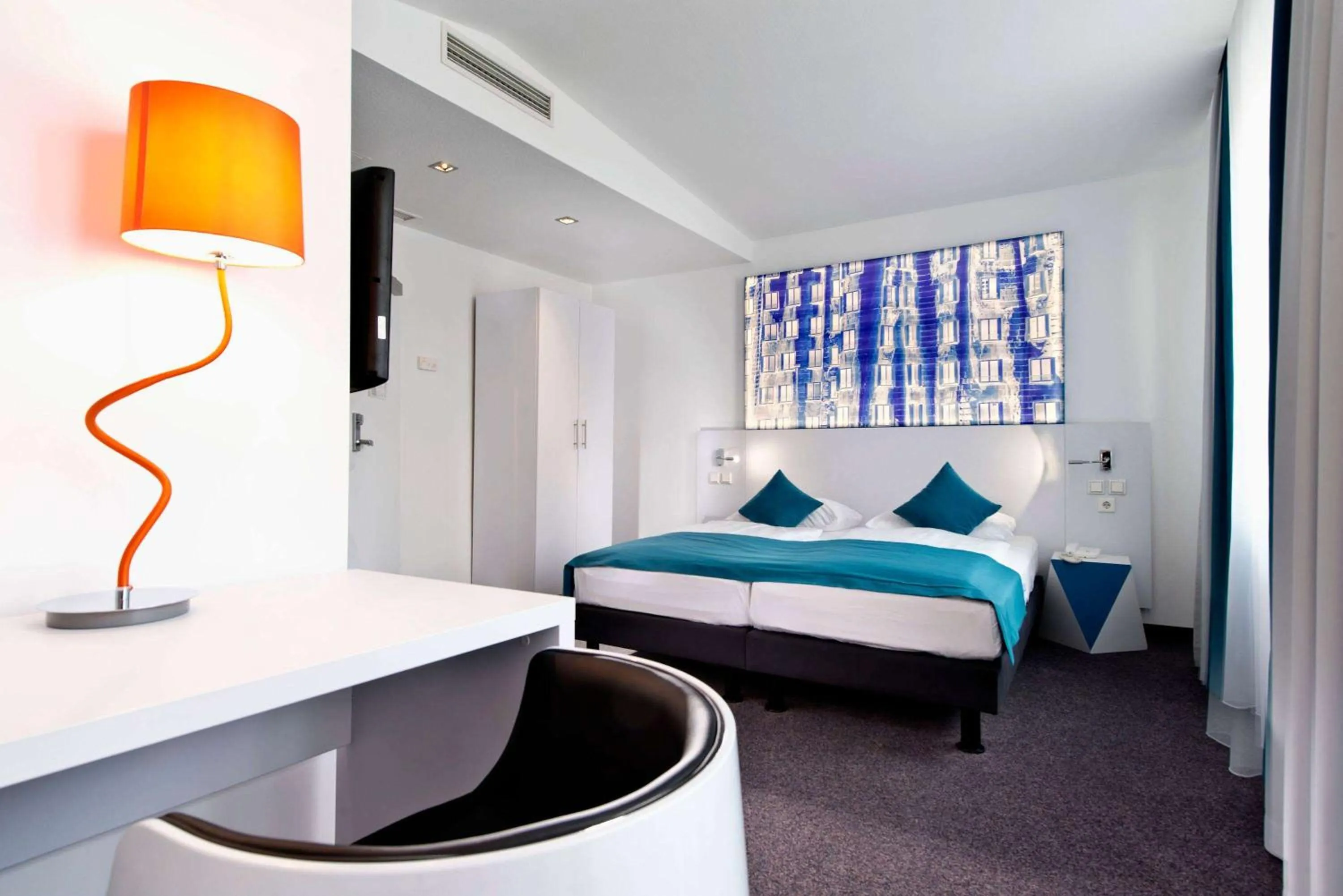 Photo of the whole room, Bed in Wyndham Garden Duesseldorf City Centre Koenigsallee