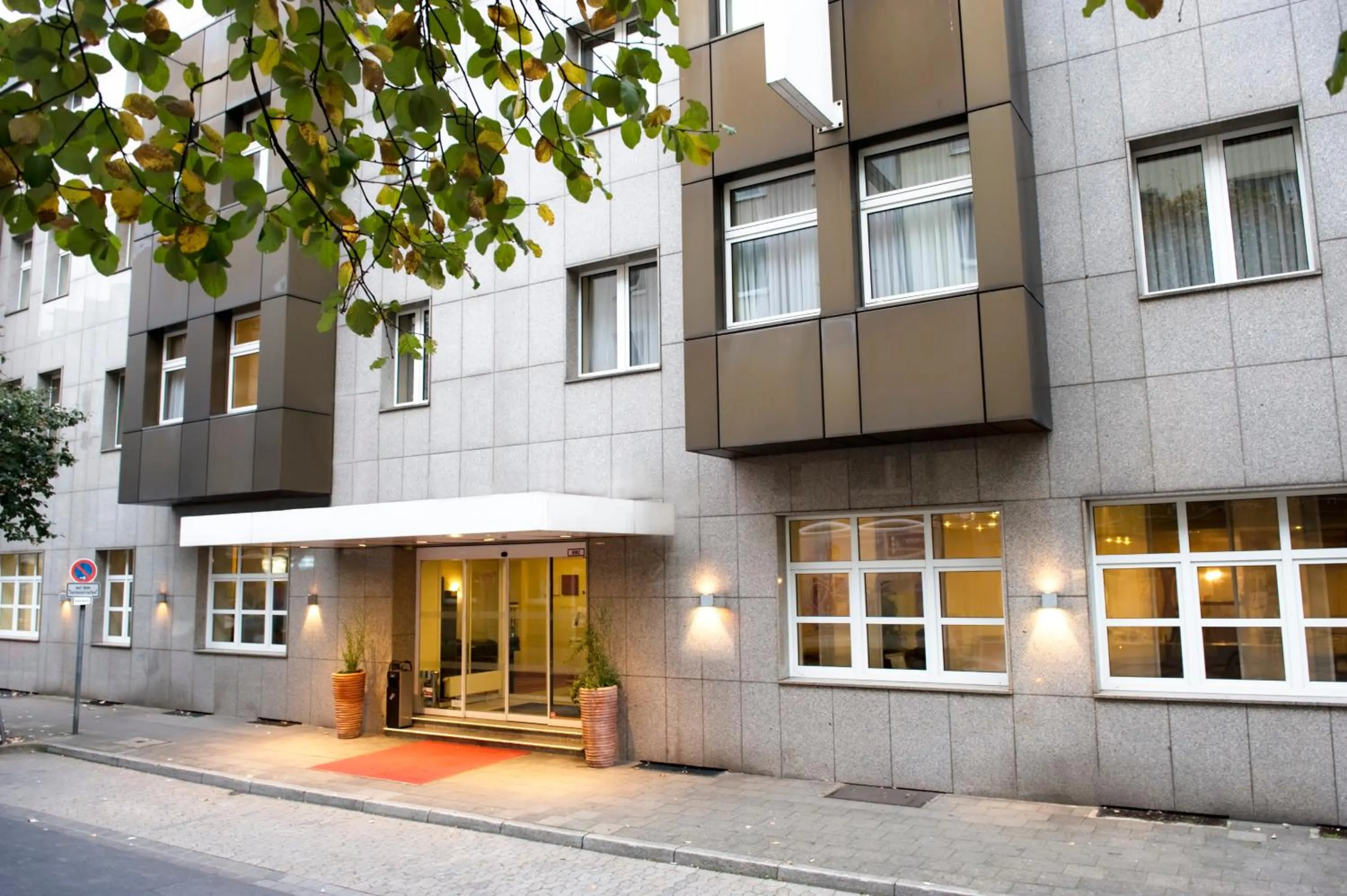 Facade/entrance in Wyndham Garden Duesseldorf City Centre Koenigsallee