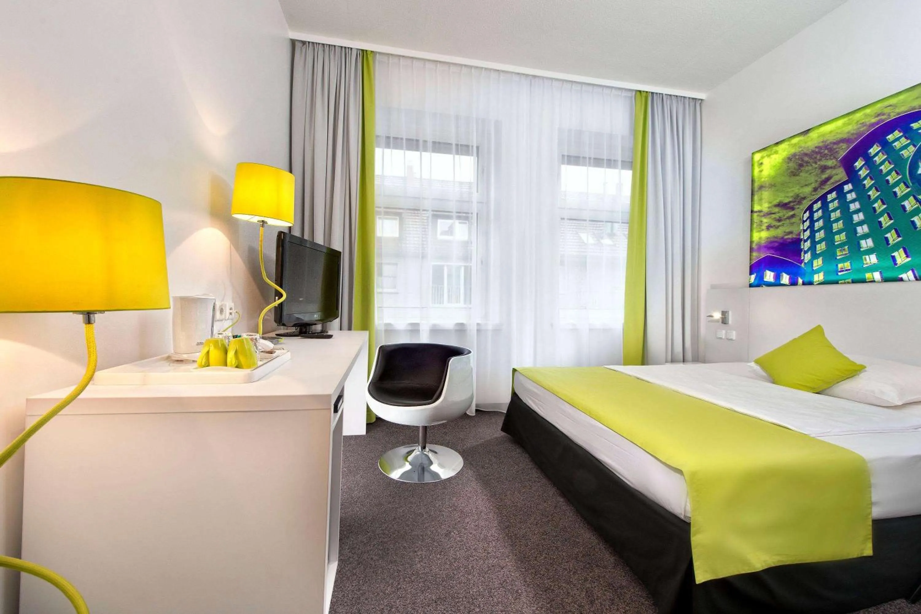 Photo of the whole room, Bed in Wyndham Garden Duesseldorf City Centre Koenigsallee