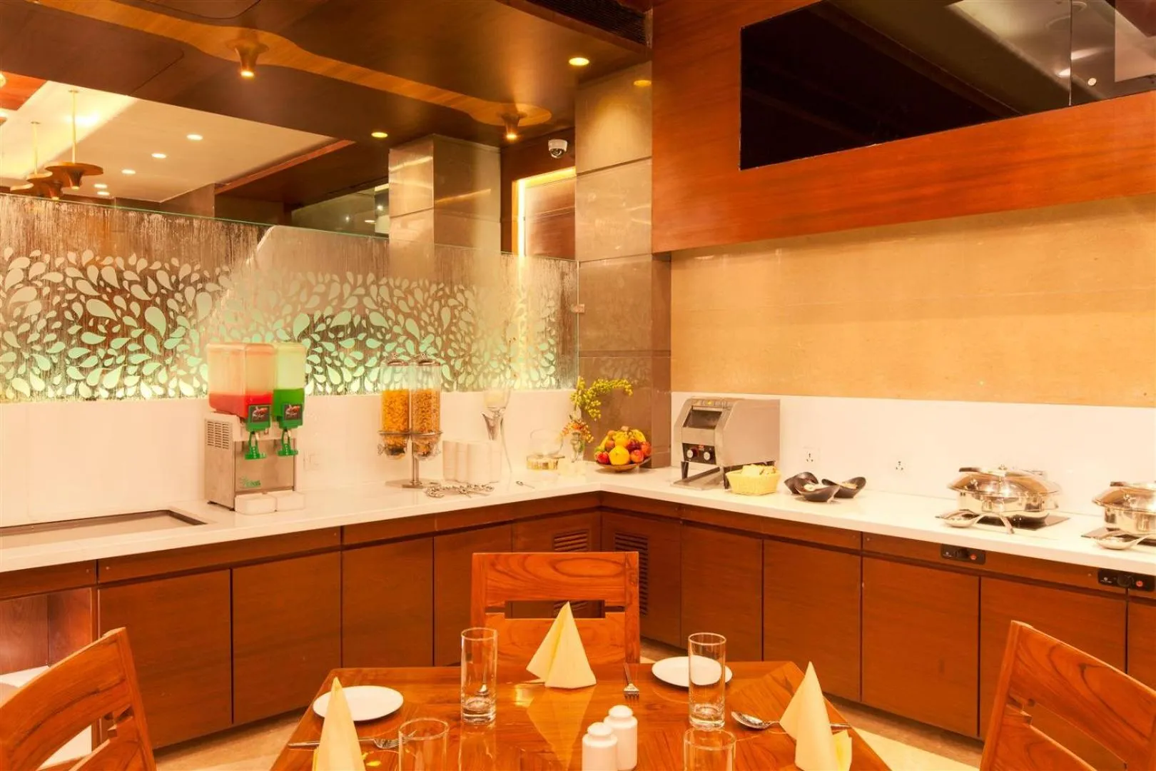 Restaurant/places to eat in Hotel Cosmopolitan