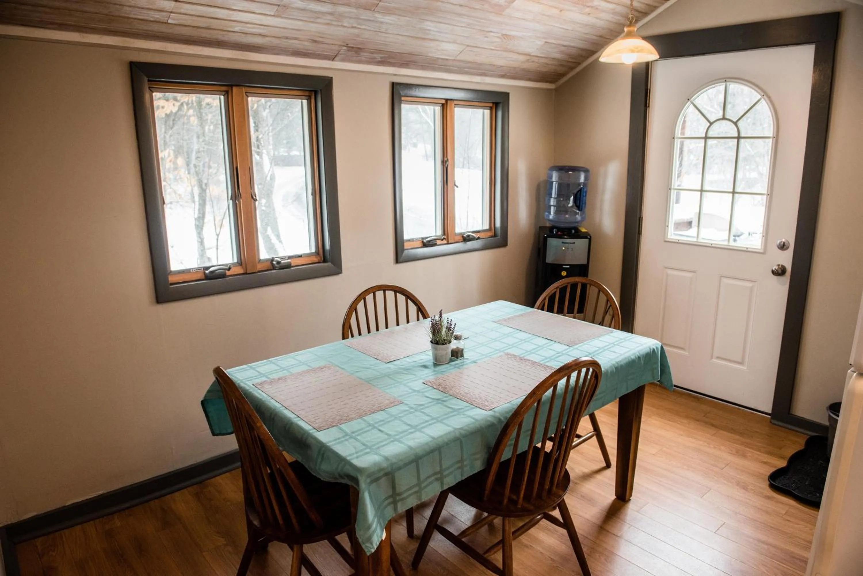Dining area in Brook Road Cabin