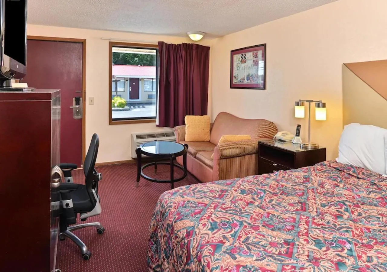 Photo of the whole room, Bed in Nation's Inn Kinston