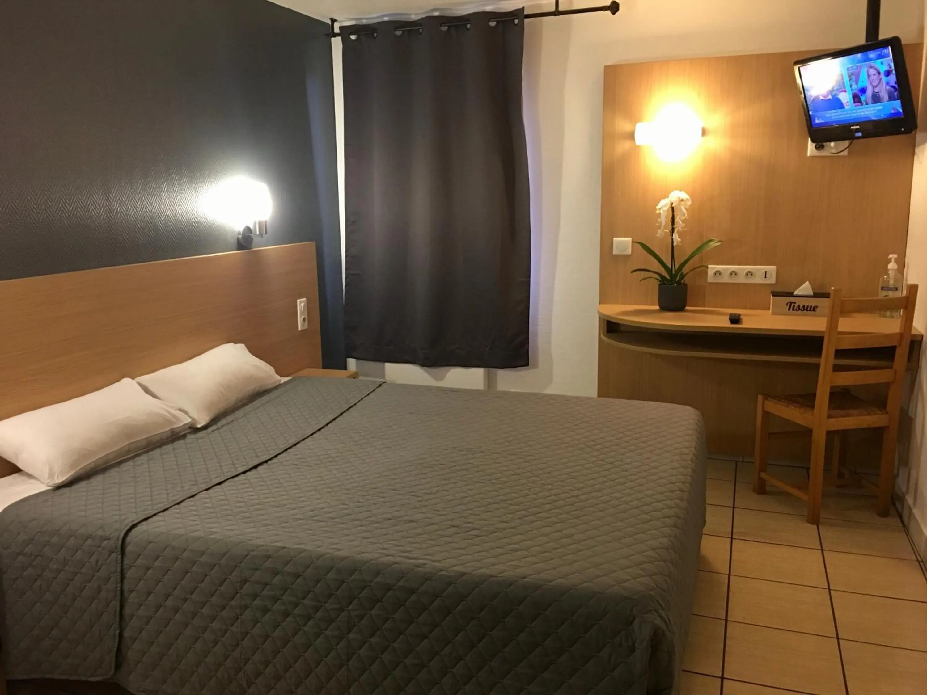 Photo of the whole room, Bed in Confort Hôtel