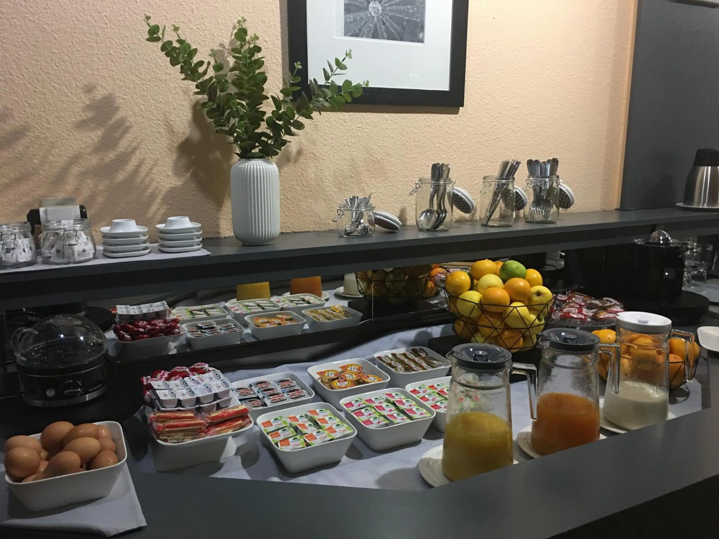 Breakfast in Confort Hôtel