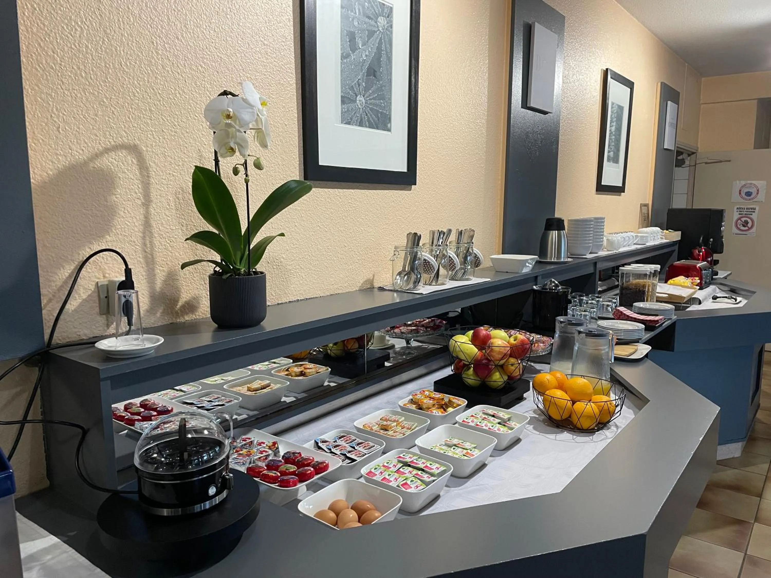 Buffet breakfast in Confort Hôtel