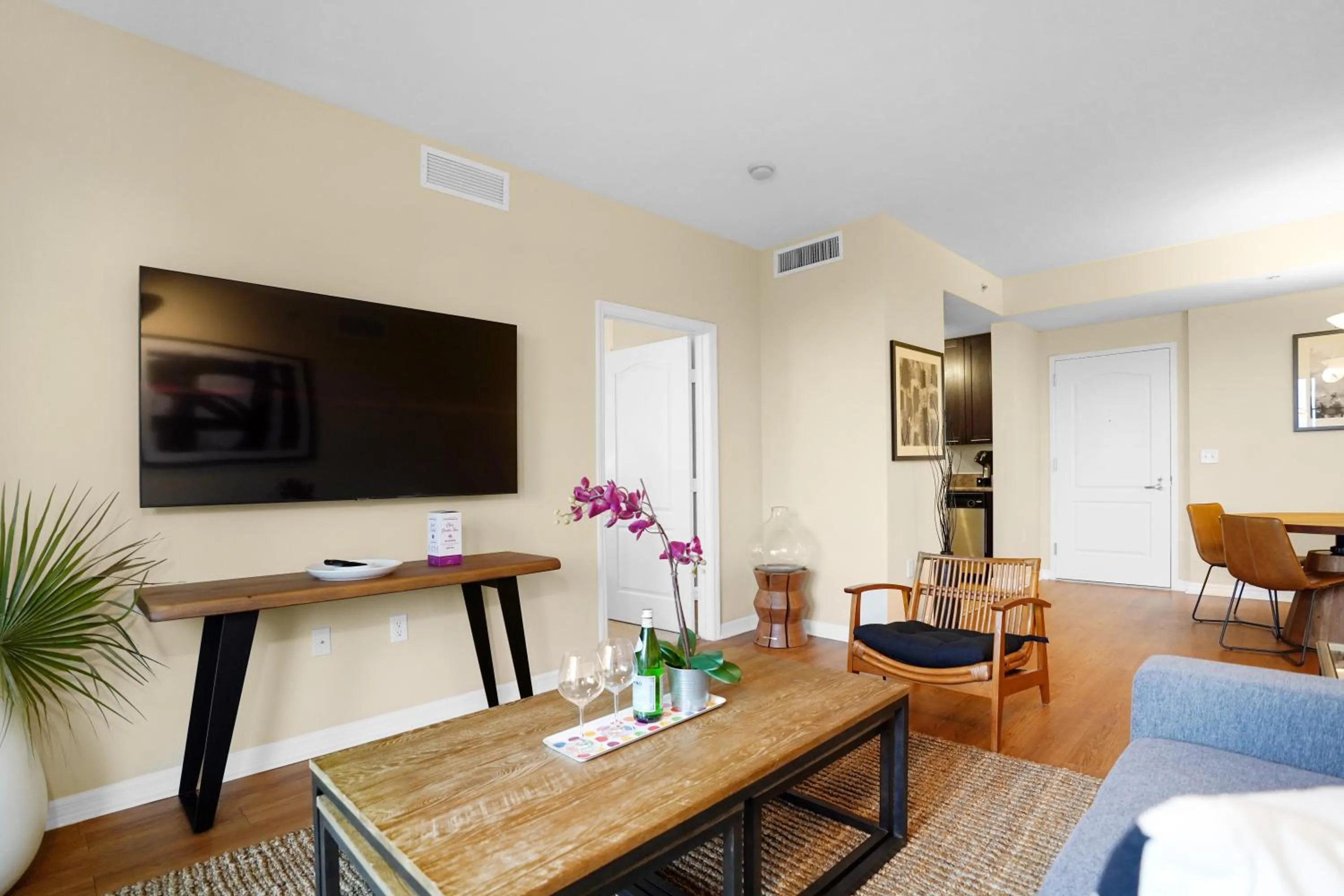 TV and multimedia in Dharma Home Suites South Miami at Red Road Commons