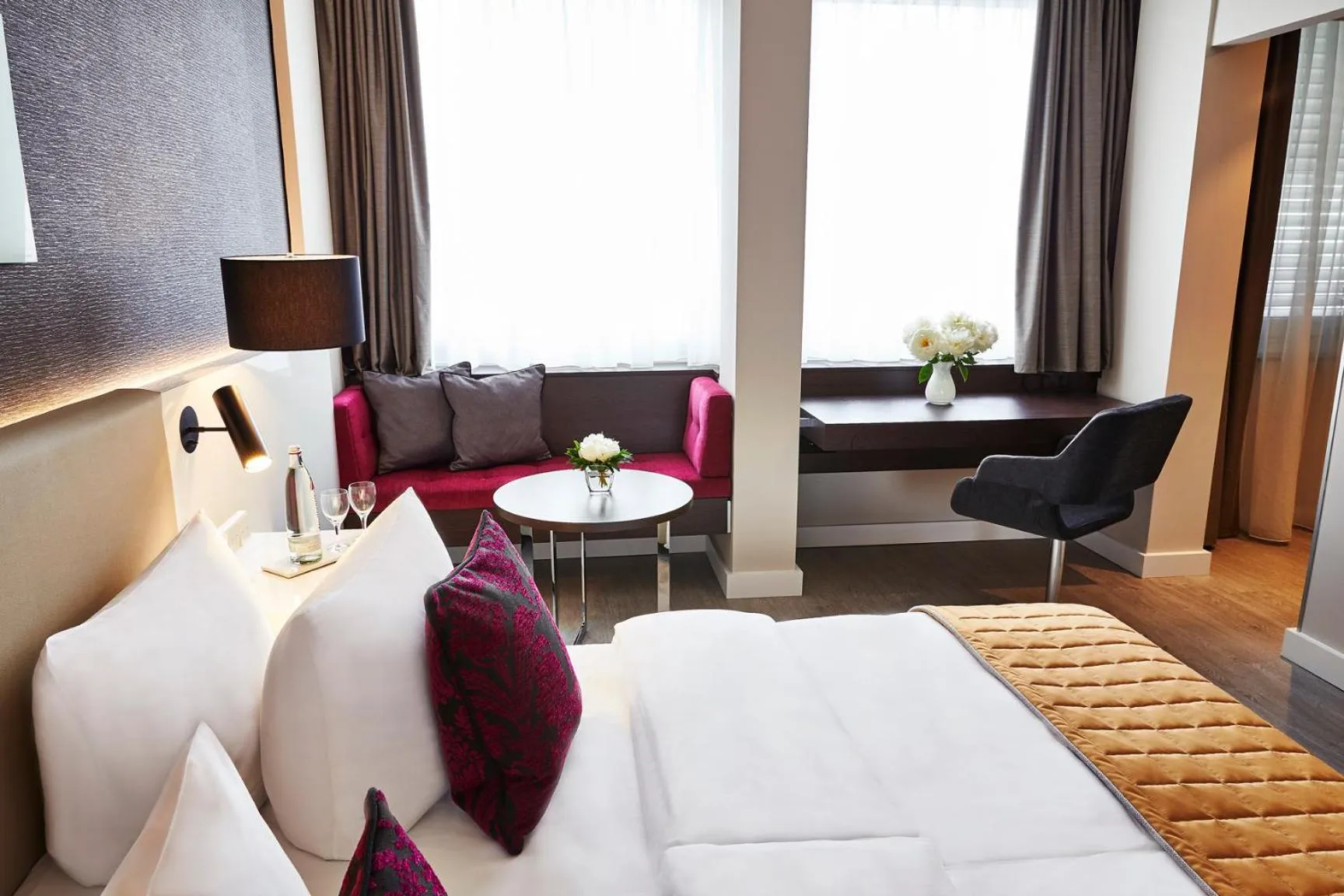 Photo of the whole room, Bed in Steigenberger Hotel Köln