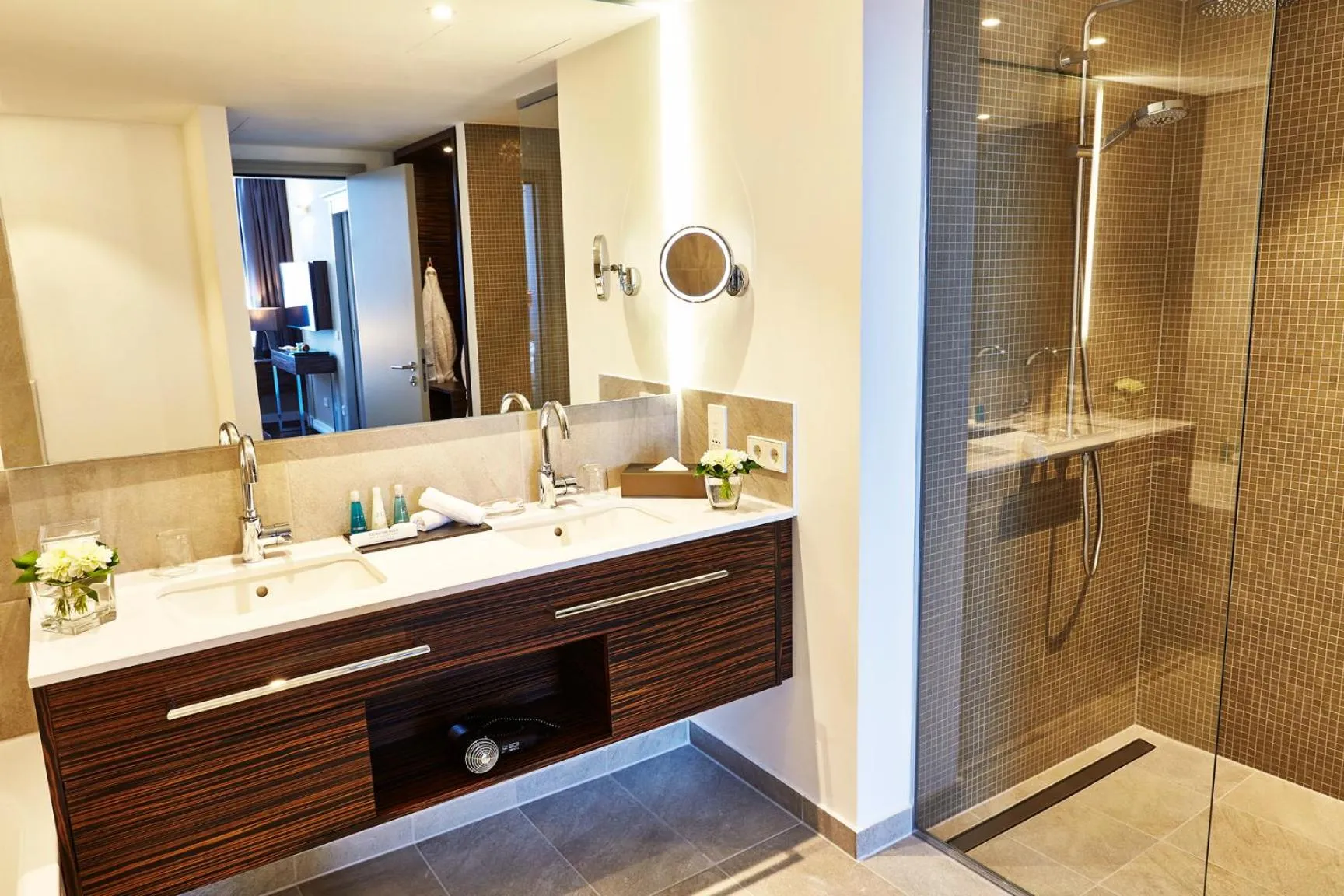 Shower in Steigenberger Hotel Köln