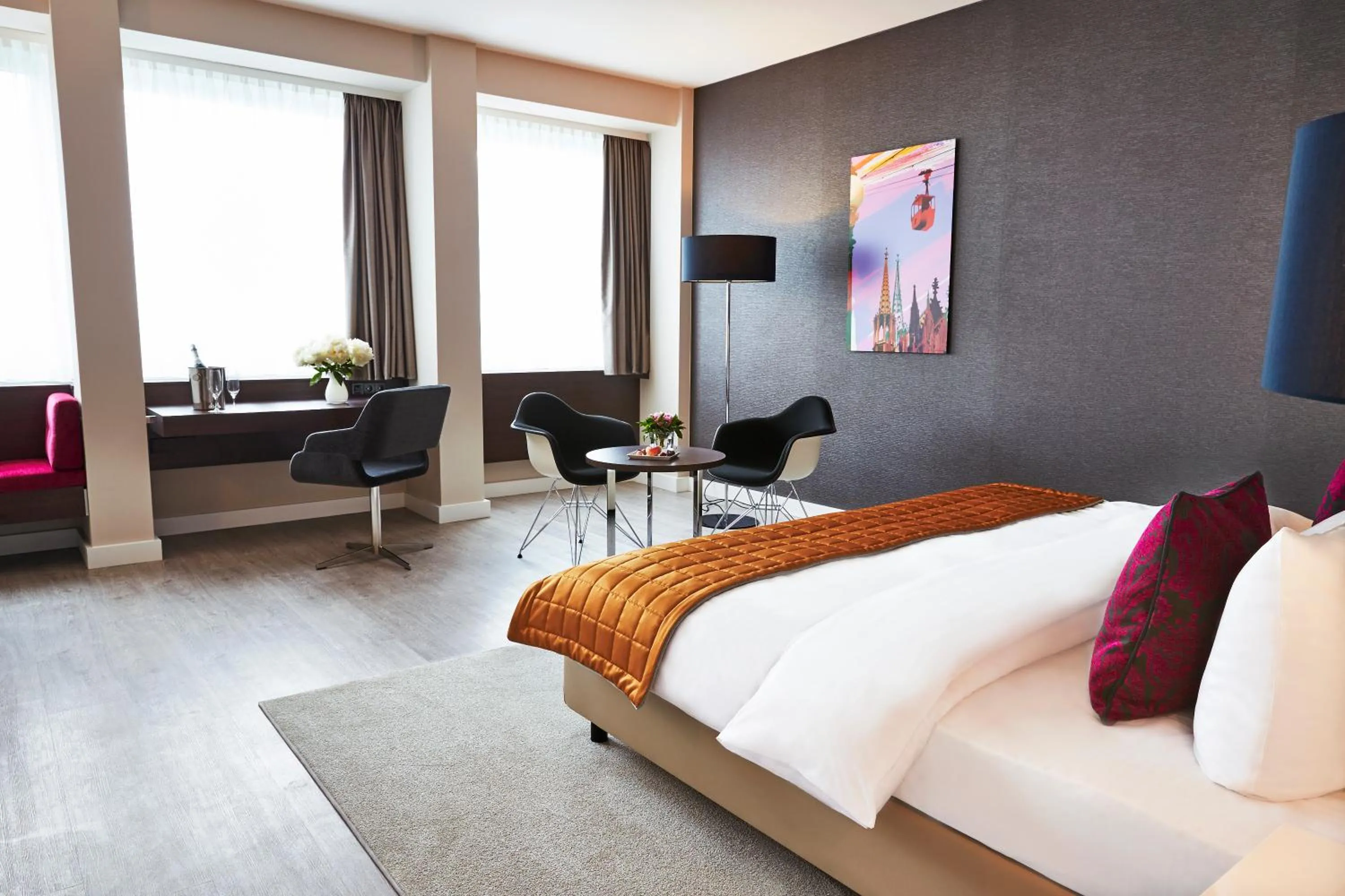 Photo of the whole room, Bed in Steigenberger Hotel Köln