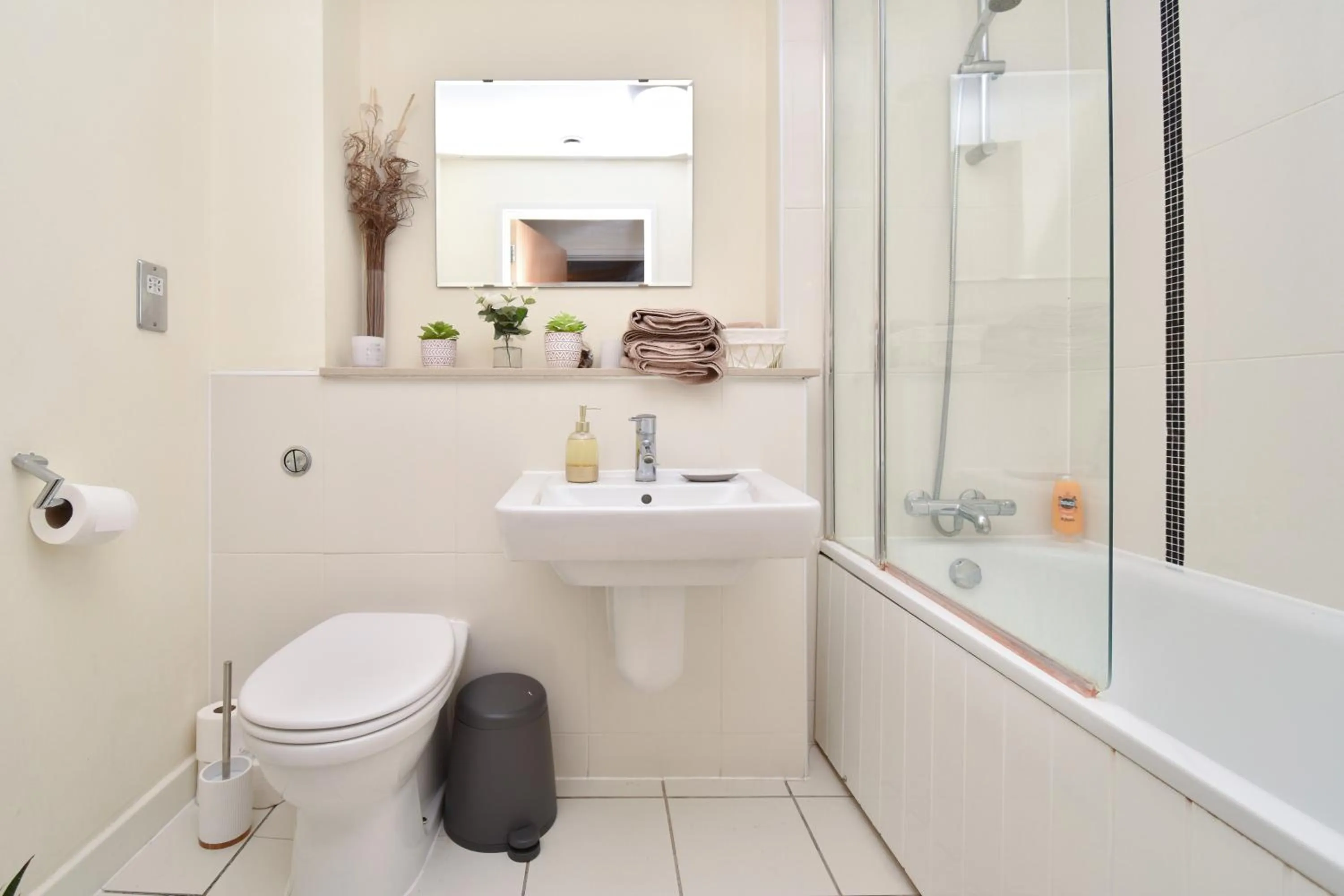 The Hub - Spacious, bright and modern with free parking