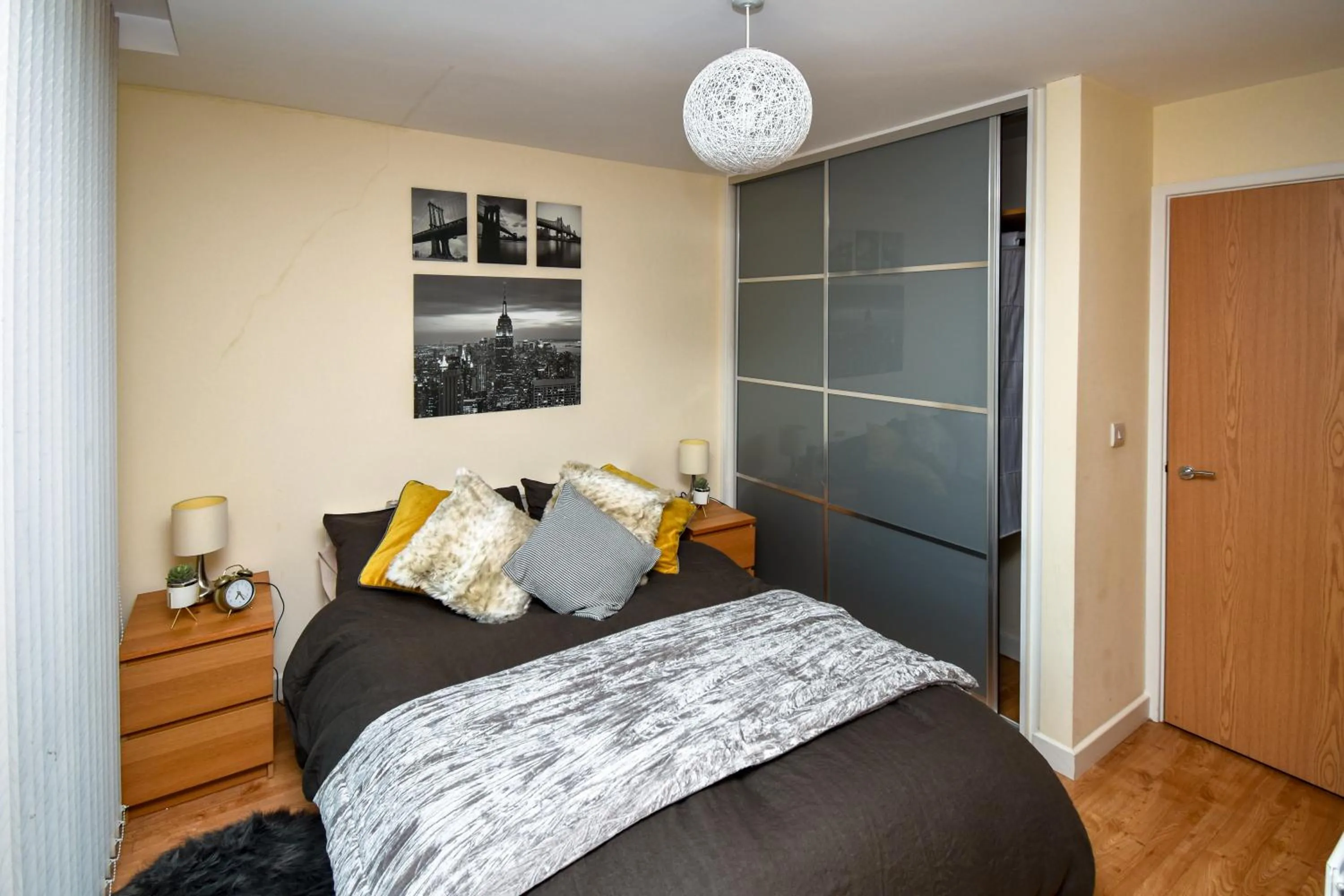 Bed in The Hub - Spacious, bright and modern with free parking