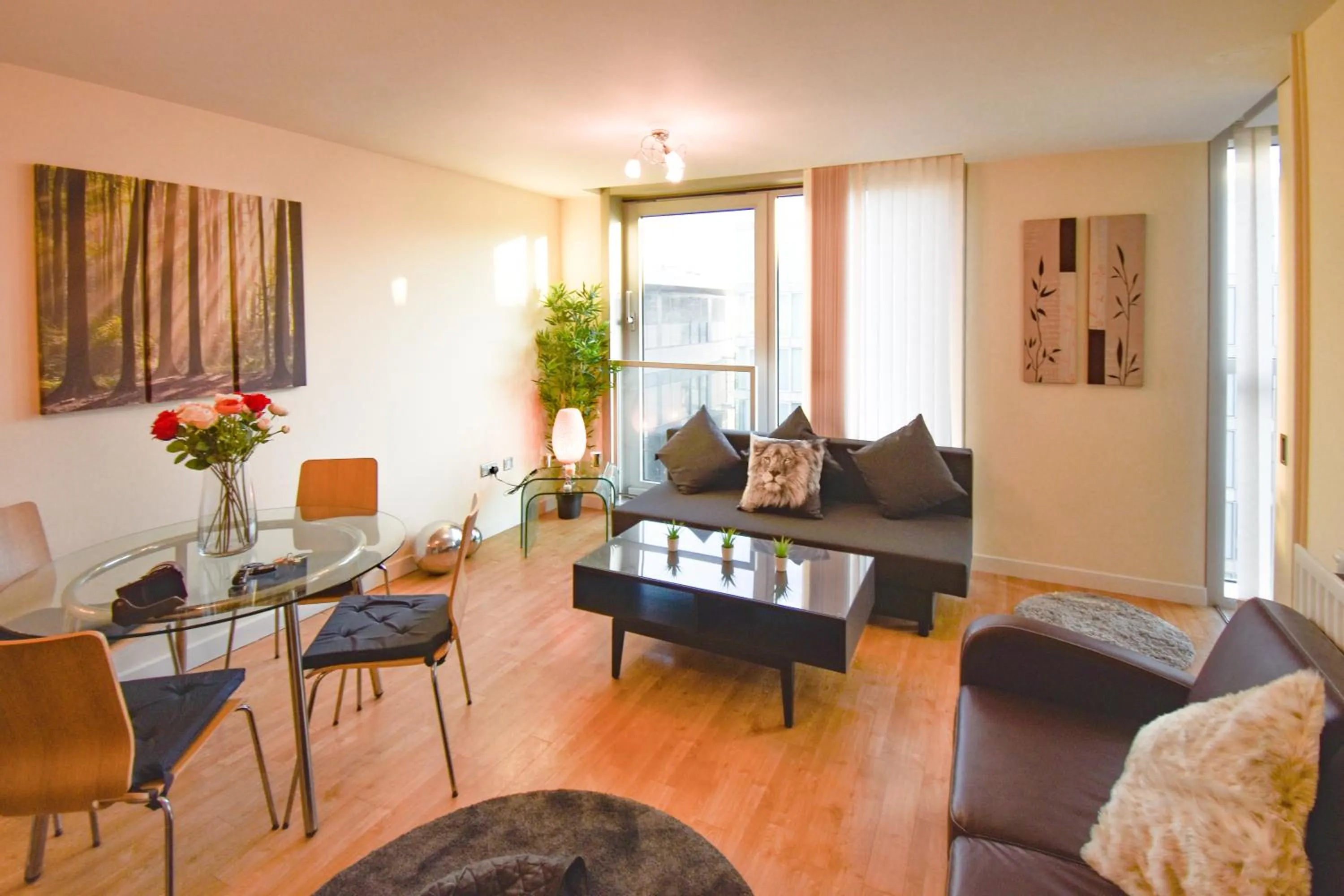 The Hub - Spacious, bright and modern with free parking