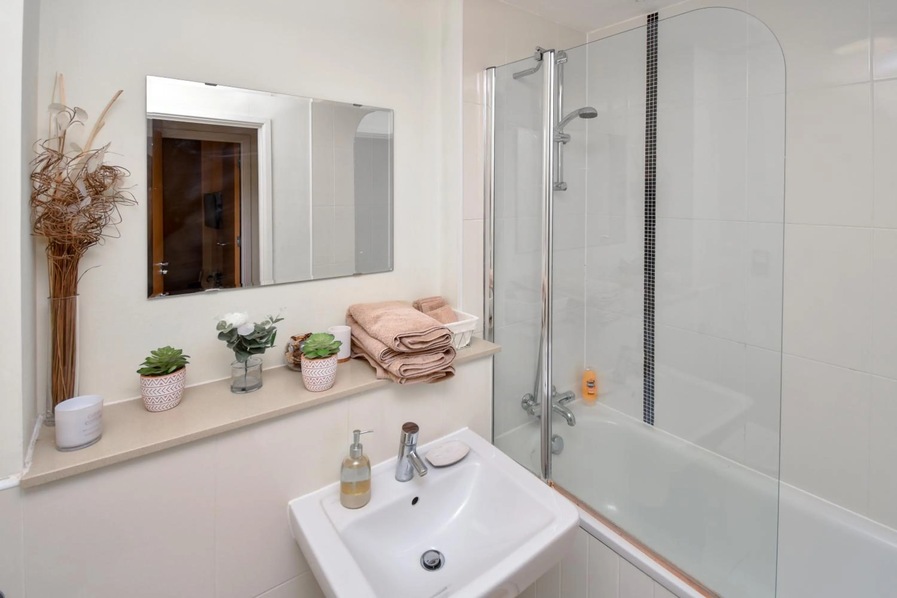 The Hub - Spacious, bright and modern with free parking