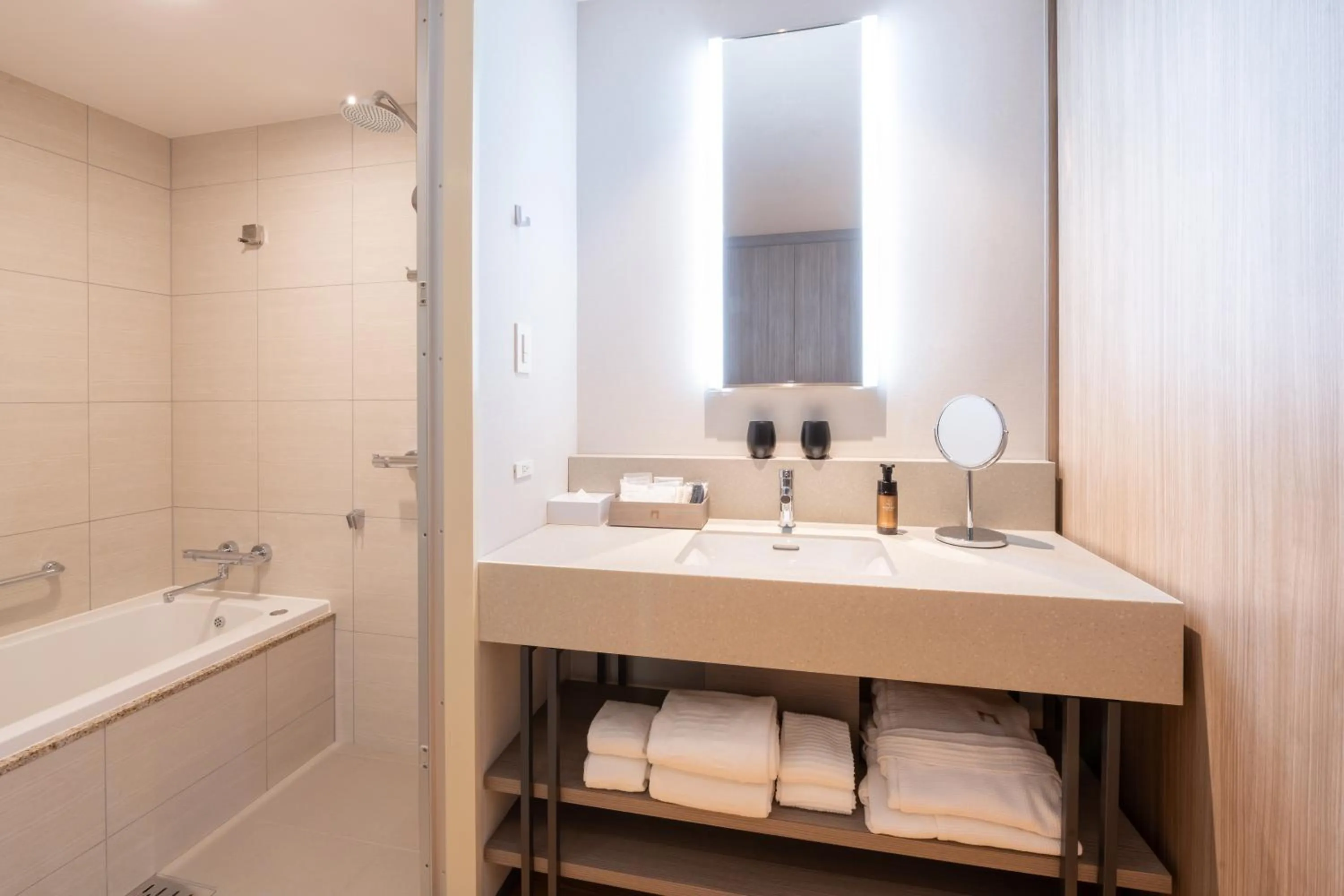 Shower in The Gate Hotel Kyoto Takasegawa by Hulic