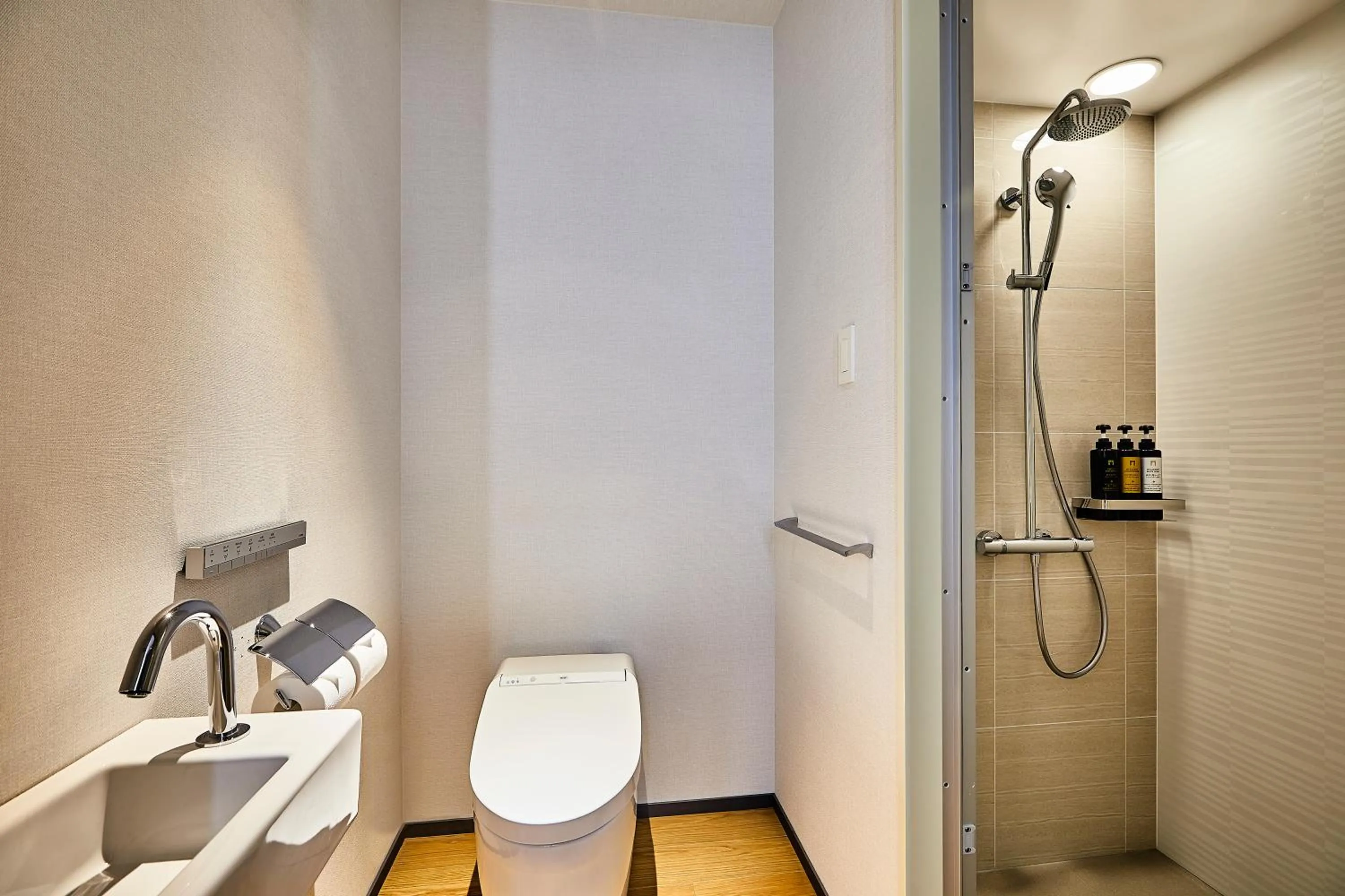 Shower in The Gate Hotel Kyoto Takasegawa by Hulic