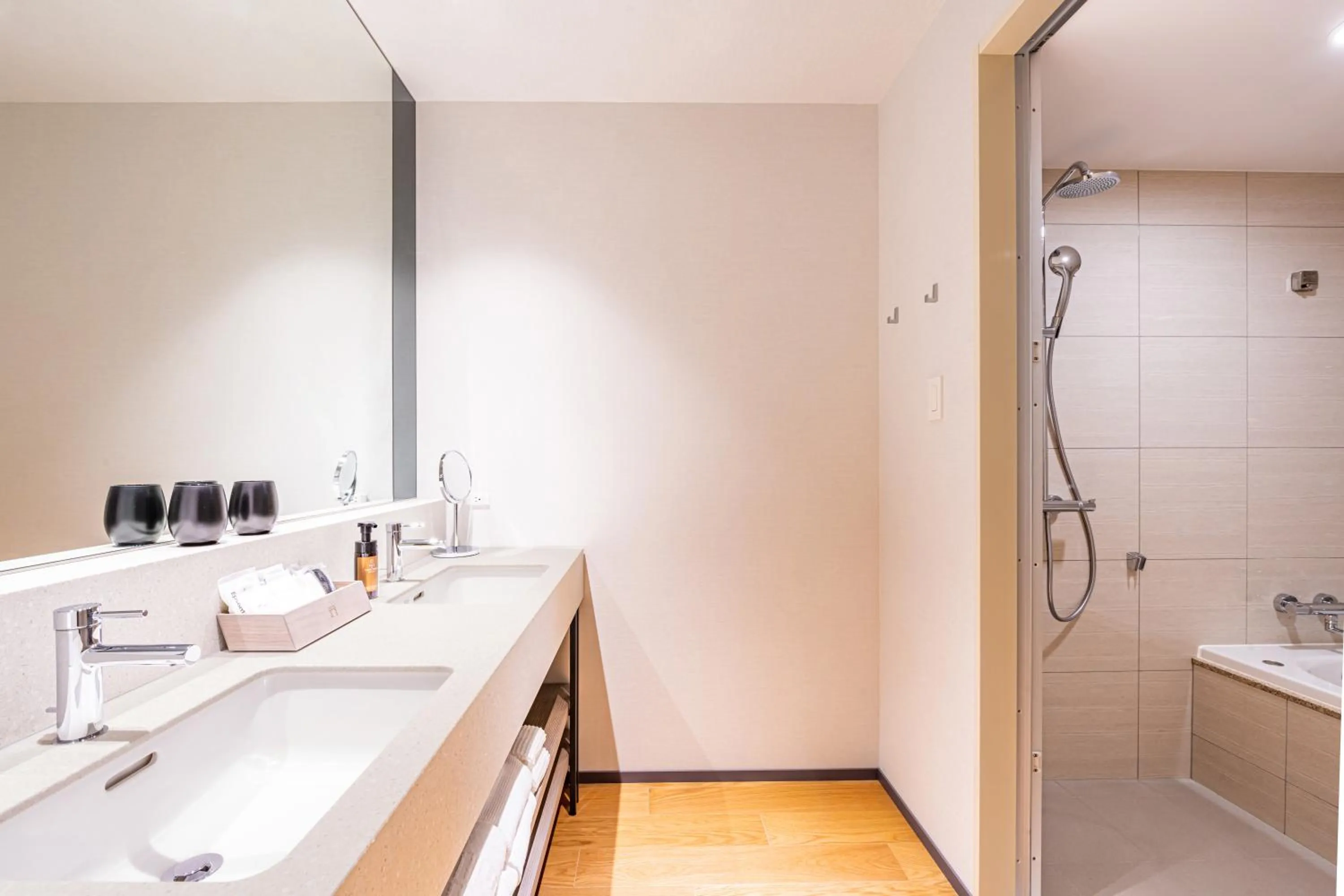 Shower in The Gate Hotel Kyoto Takasegawa by Hulic