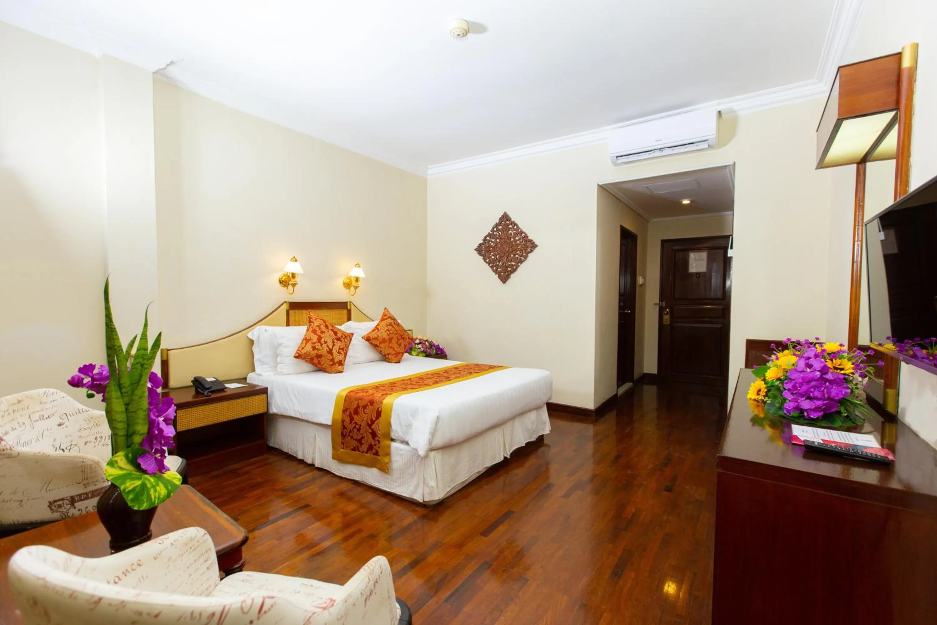 Bed in LAOTEL VIENTIANE