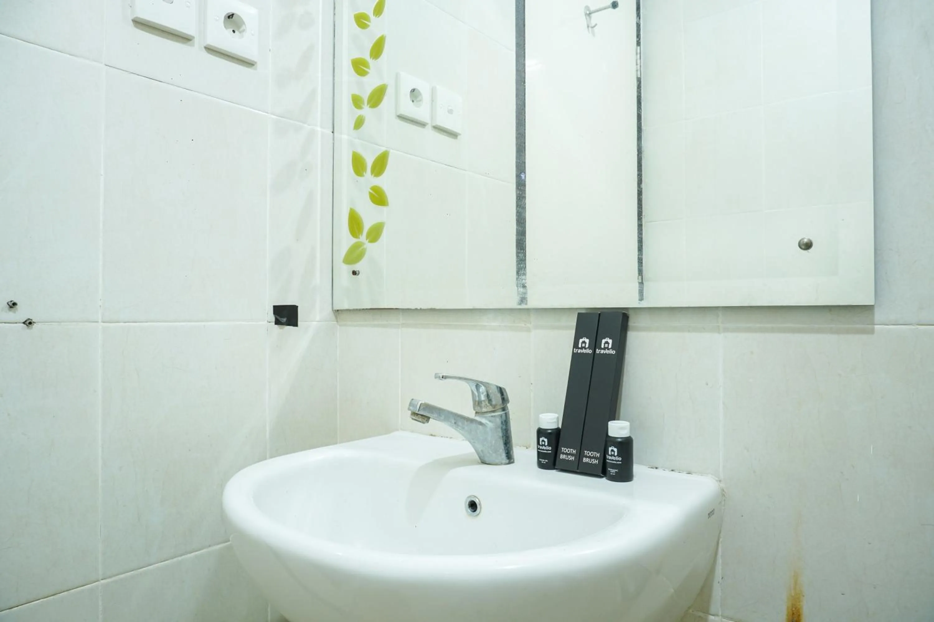 Elegant Studio Apartment at Nifarro Park By Travelio