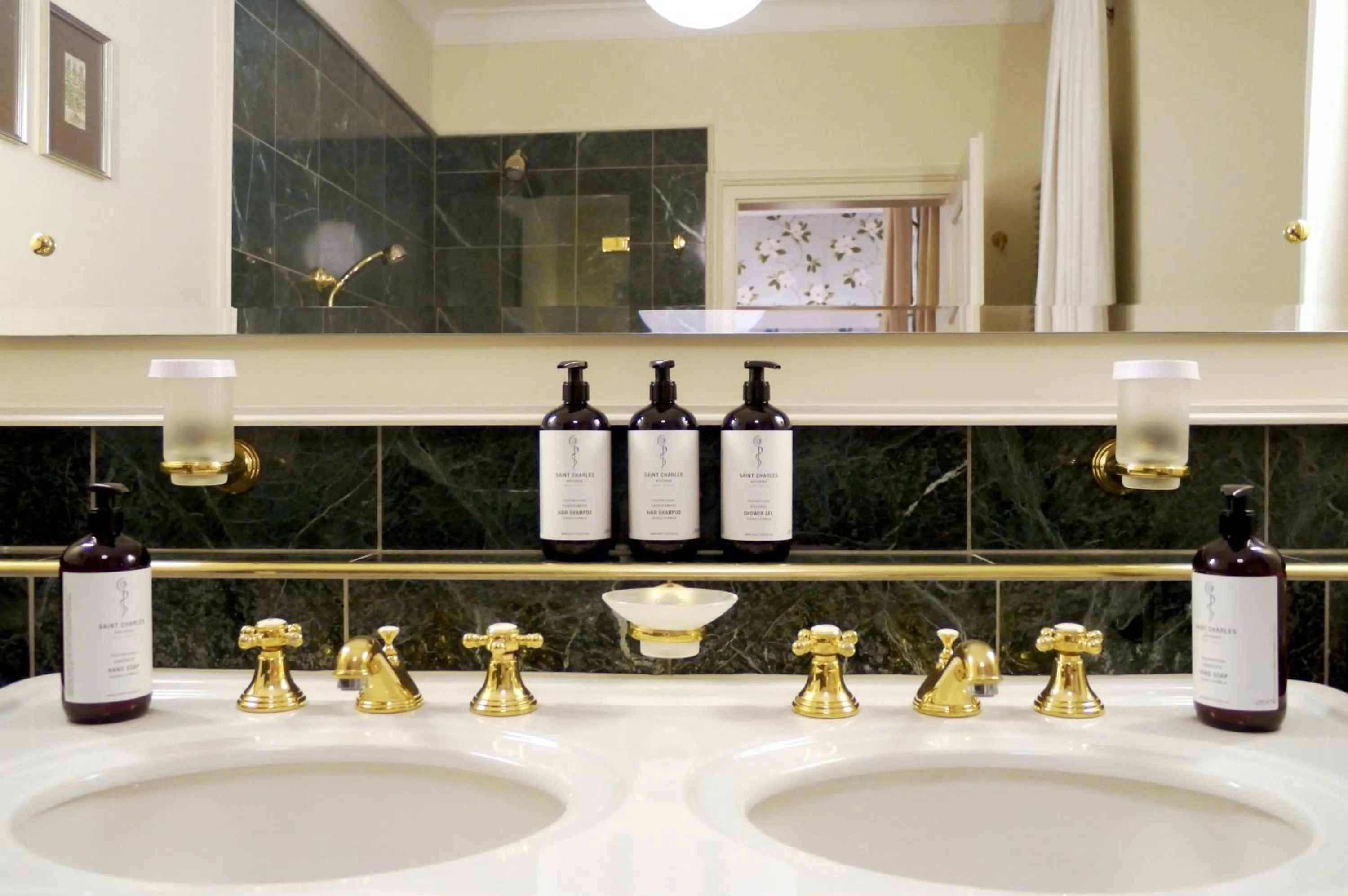 Bathroom in Romantik Hotel Das Lindner