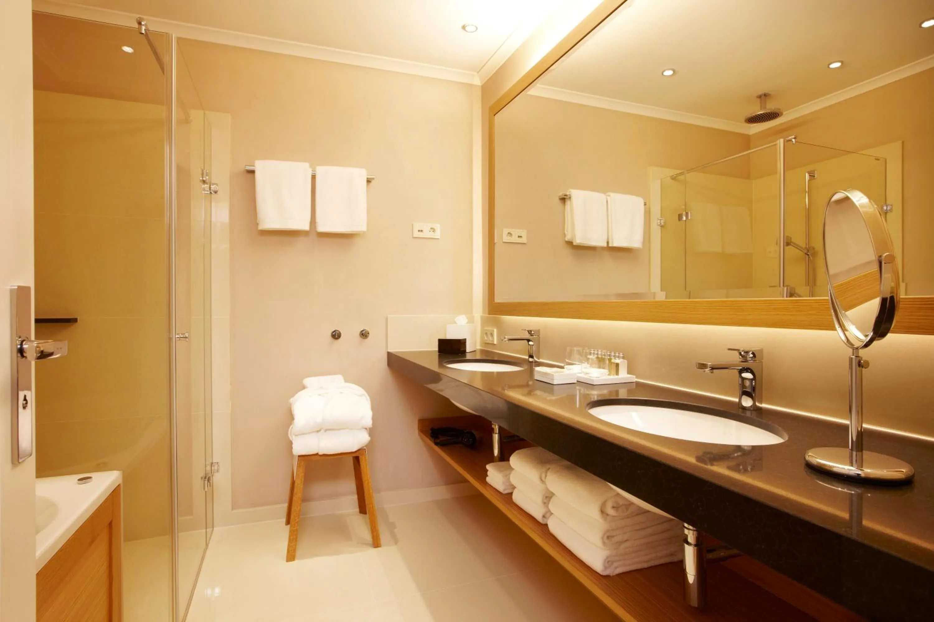 Bathroom in Romantik Hotel Das Lindner