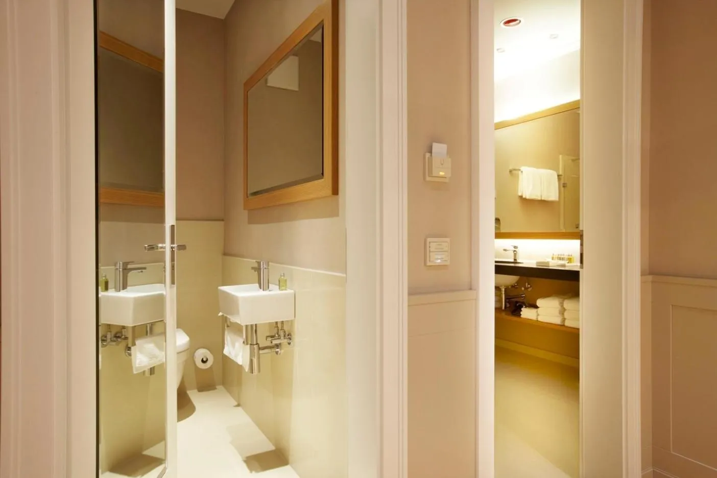 Bathroom in Romantik Hotel Das Lindner