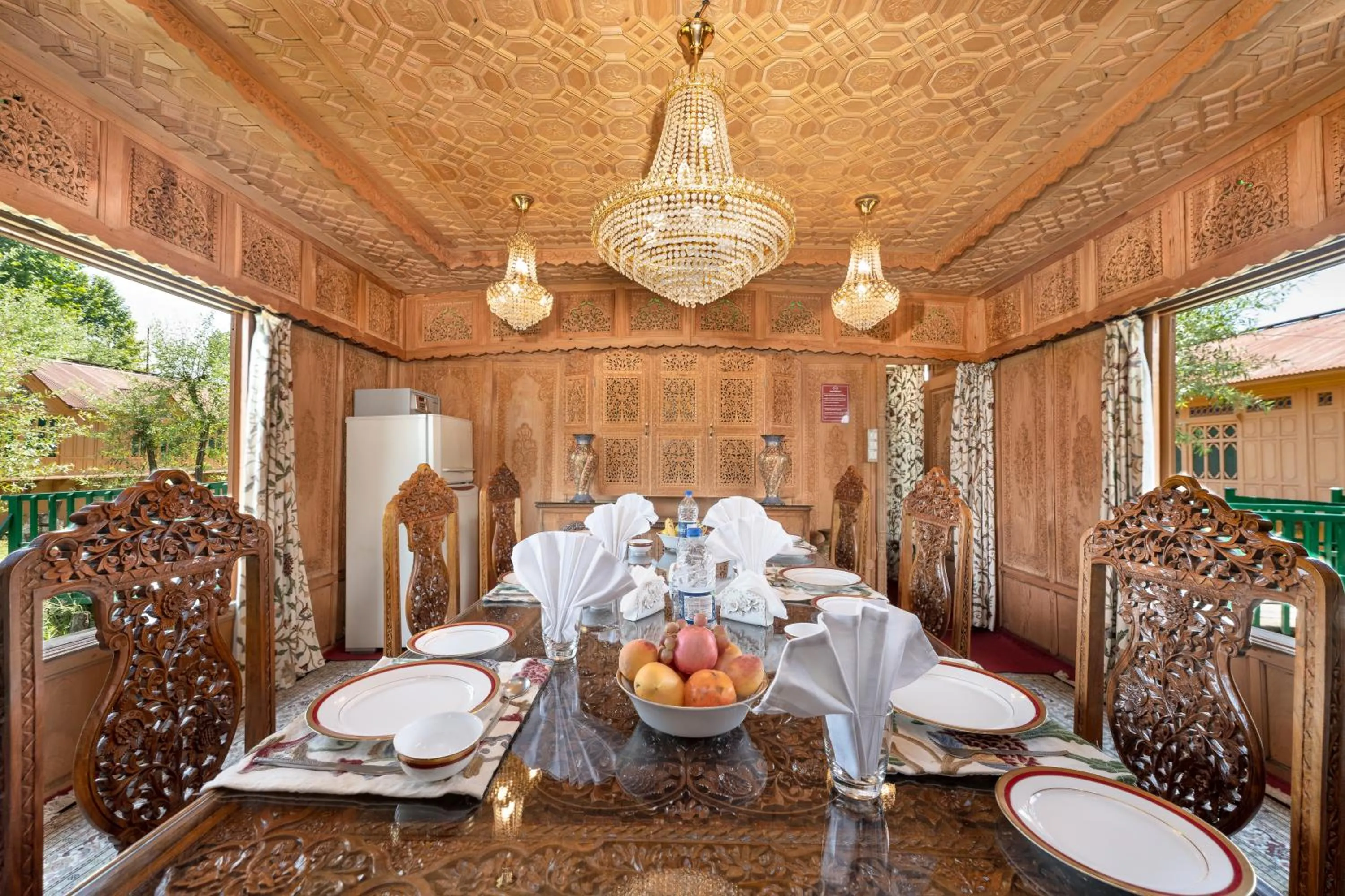 Restaurant/places to eat in WelcomHeritage Gurkha Houseboats