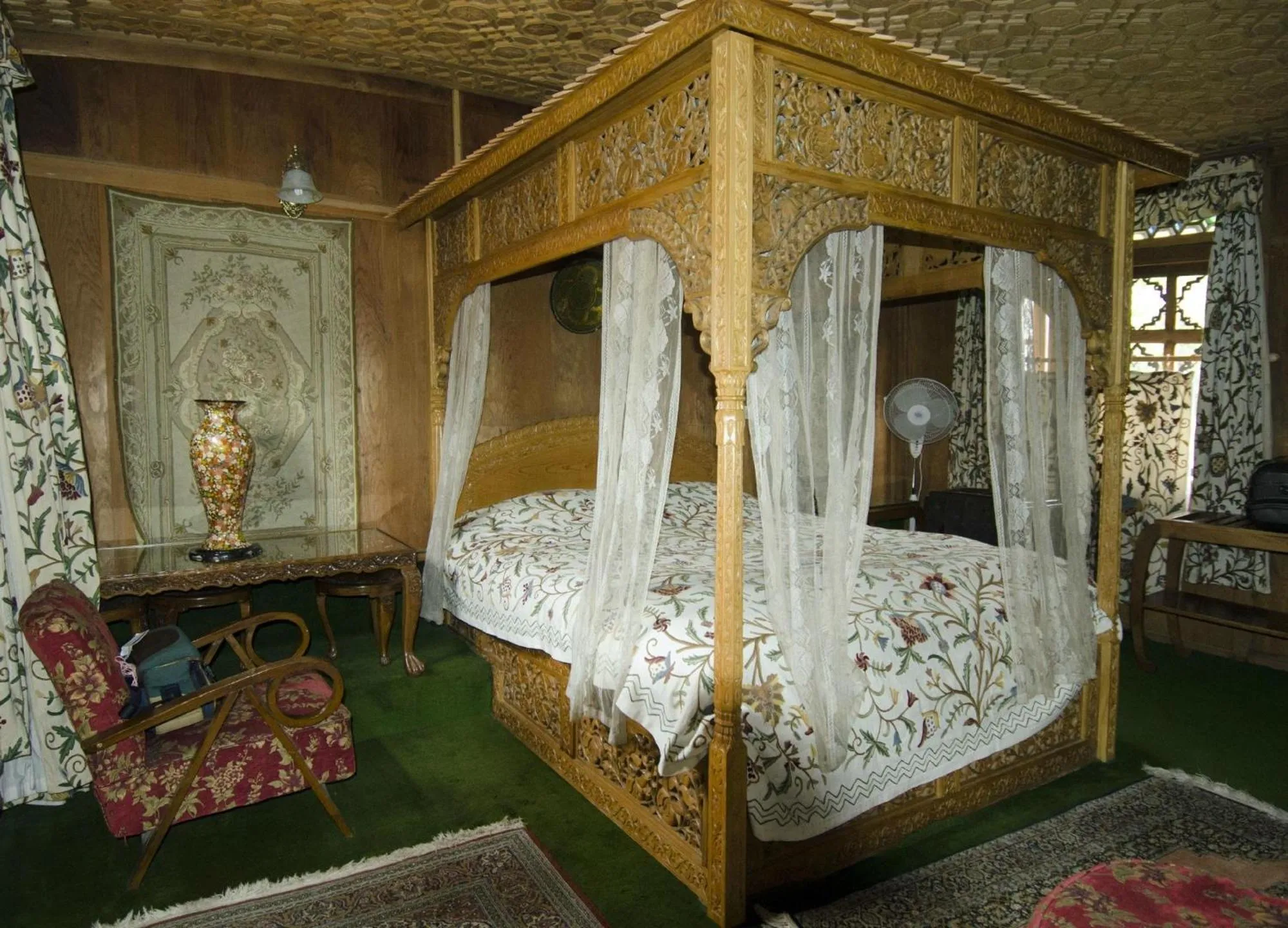 Bed in WelcomHeritage Gurkha Houseboats