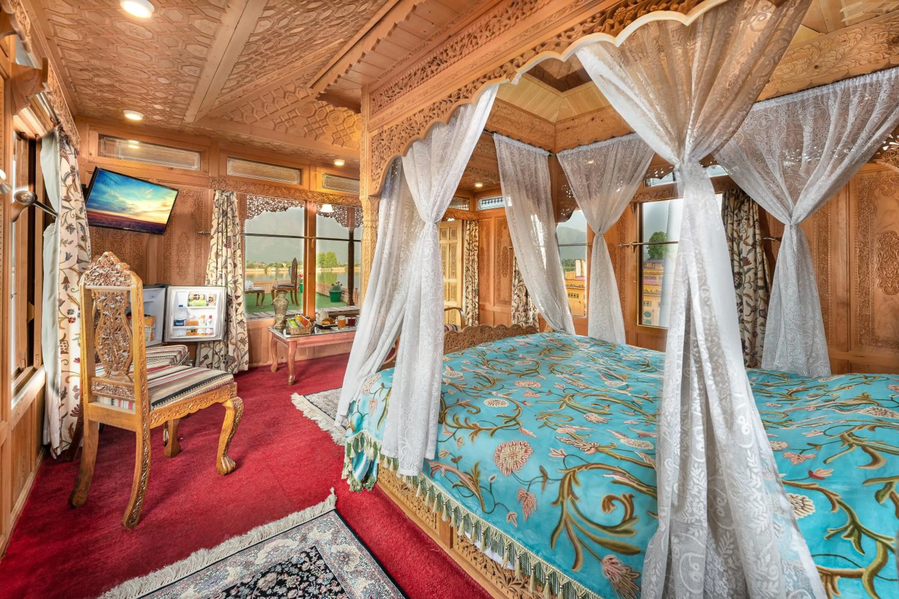 Photo of the whole room, Bed in WelcomHeritage Gurkha Houseboats