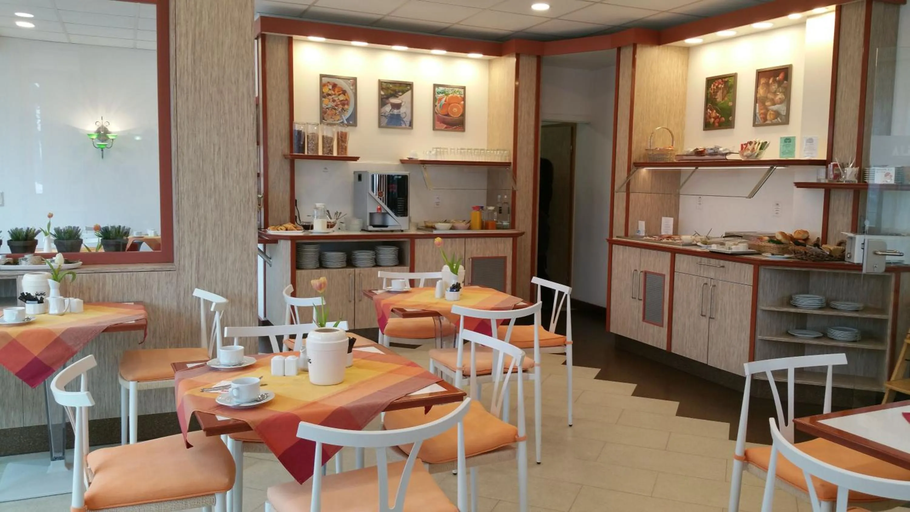 Restaurant/places to eat in Hotel Alpha