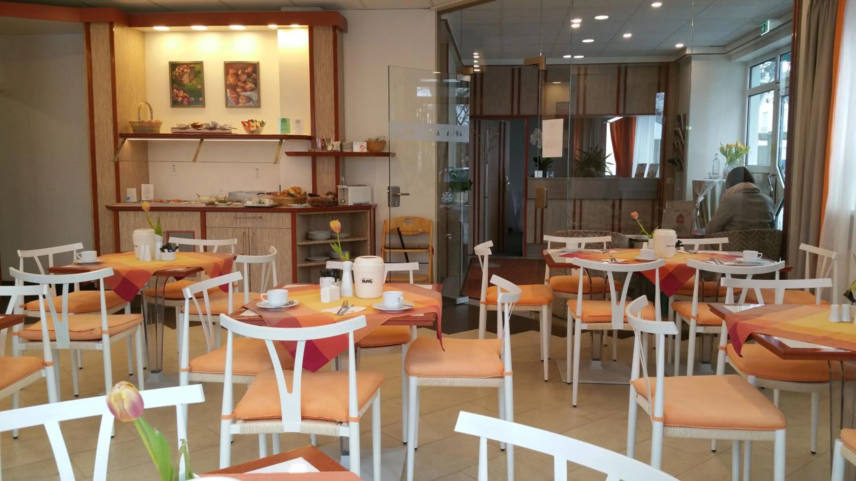 Restaurant/places to eat in Hotel Alpha