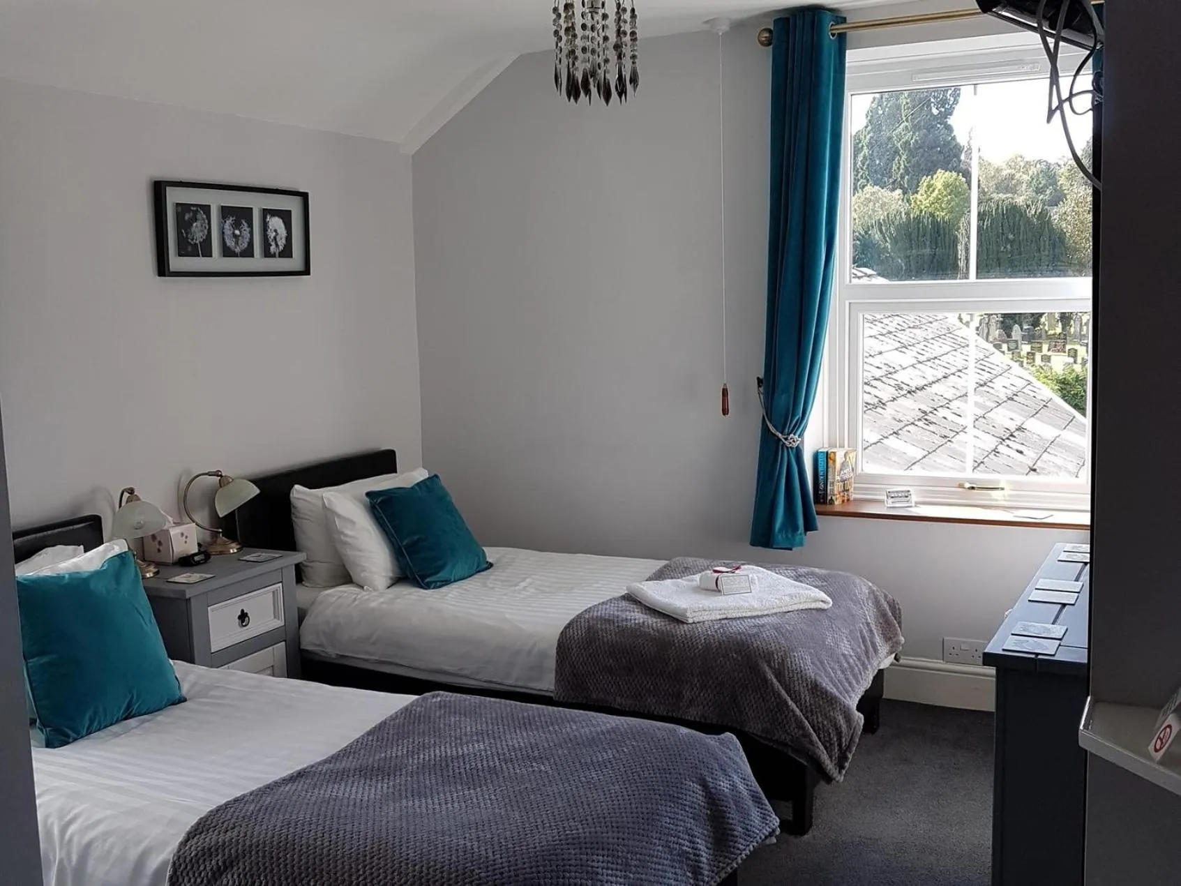 Bedroom, Bed in Bronwye