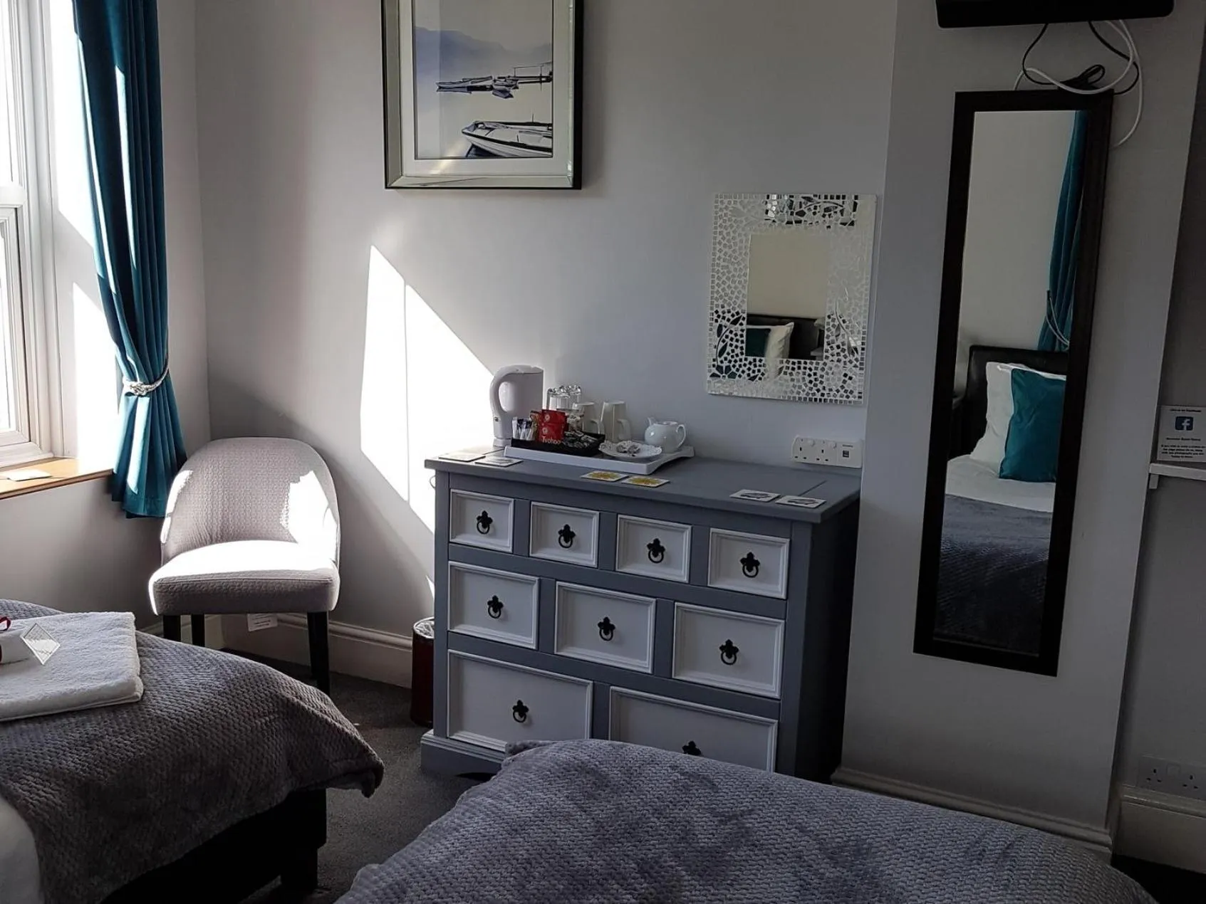 Bedroom, Bed in Bronwye