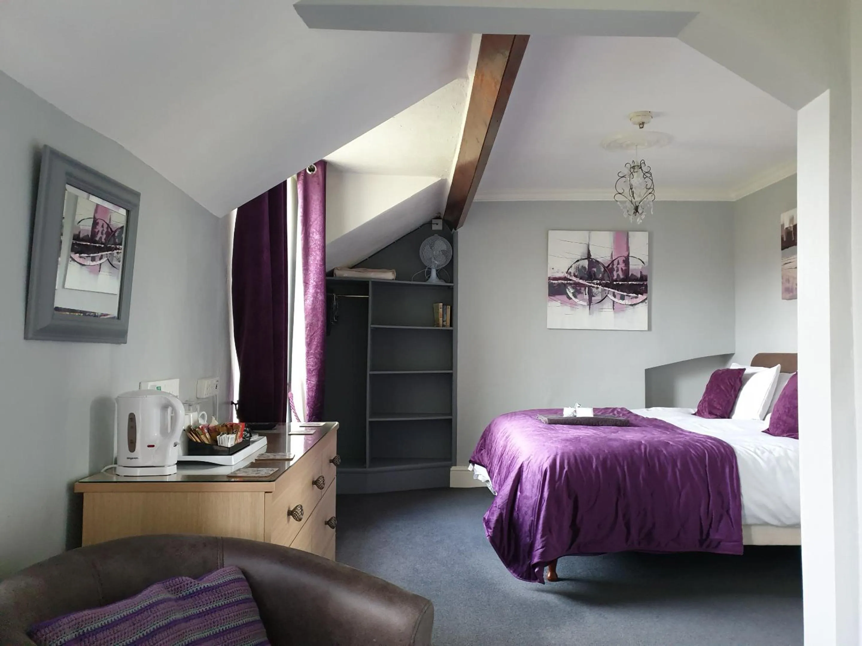 Bedroom, Bed in Bronwye