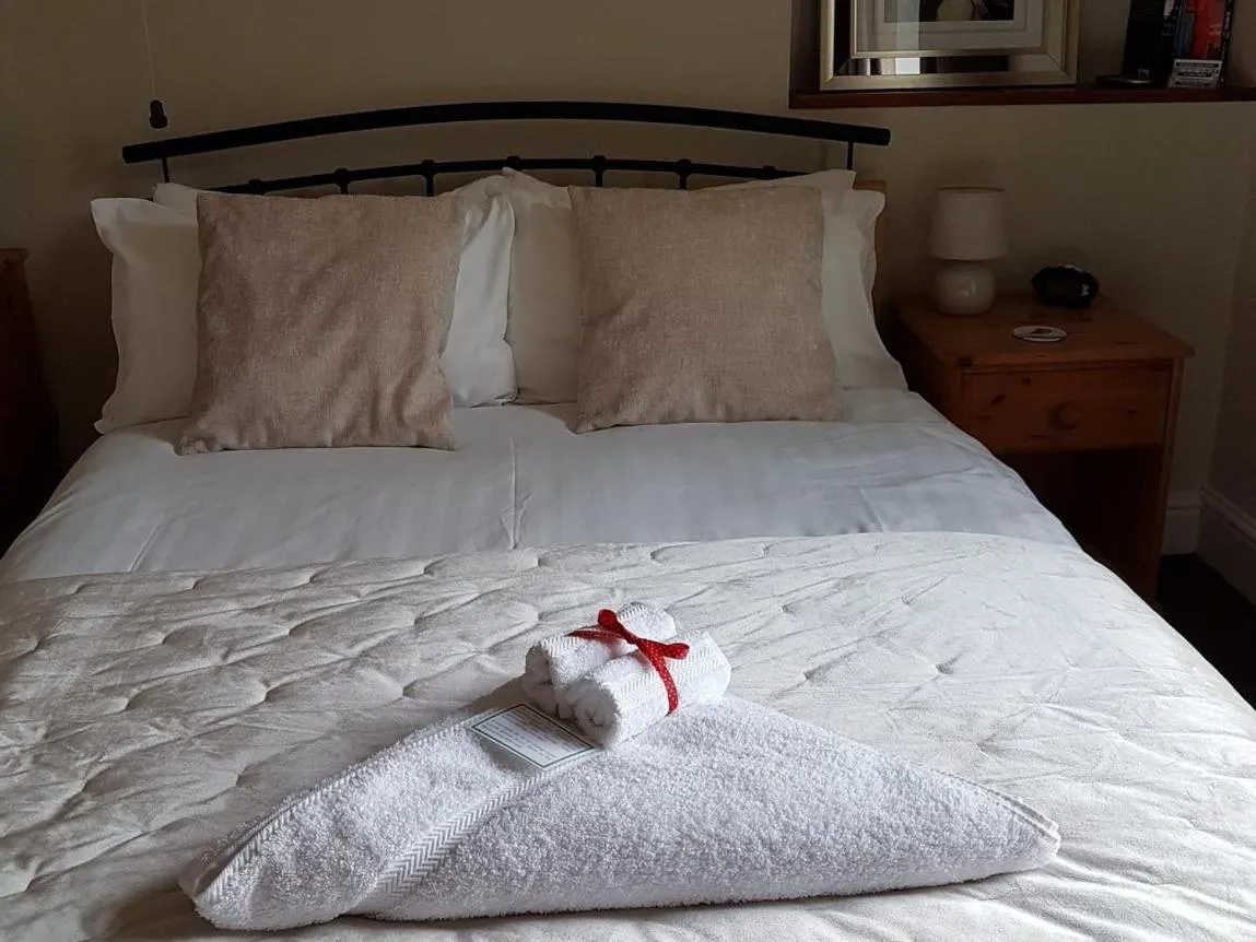 Bedroom, Bed in Bronwye