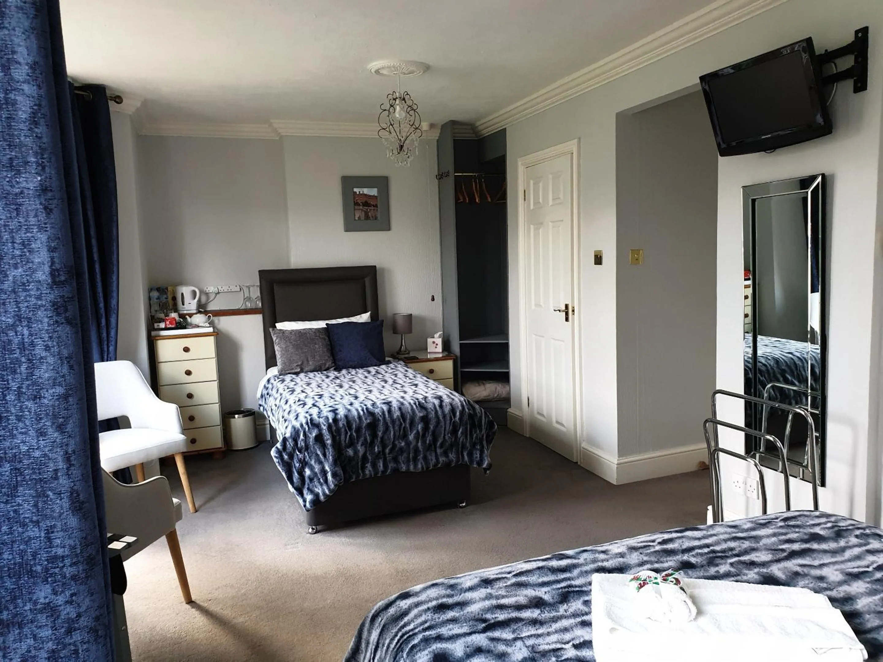 Bedroom, Bed in Bronwye