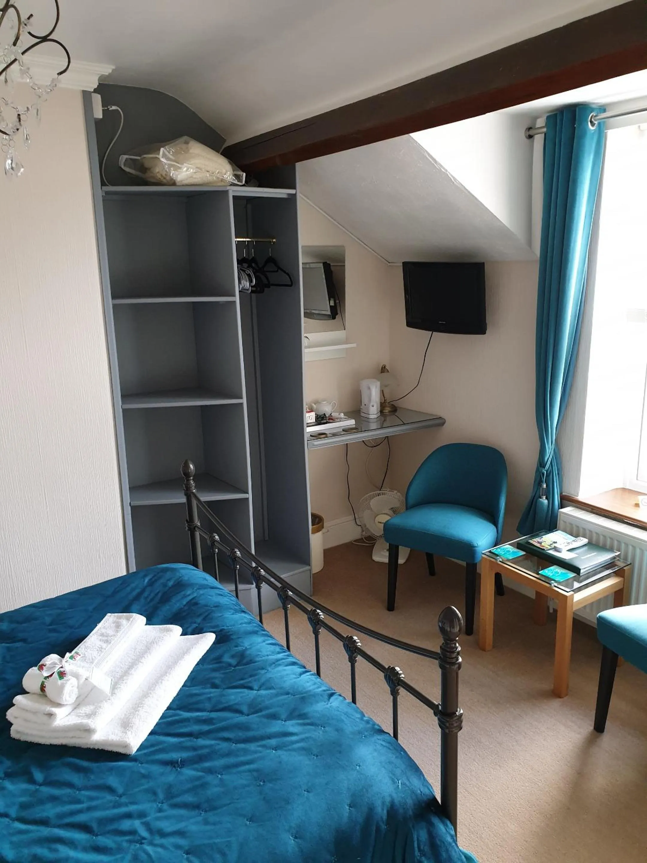 Bedroom, Bed in Bronwye