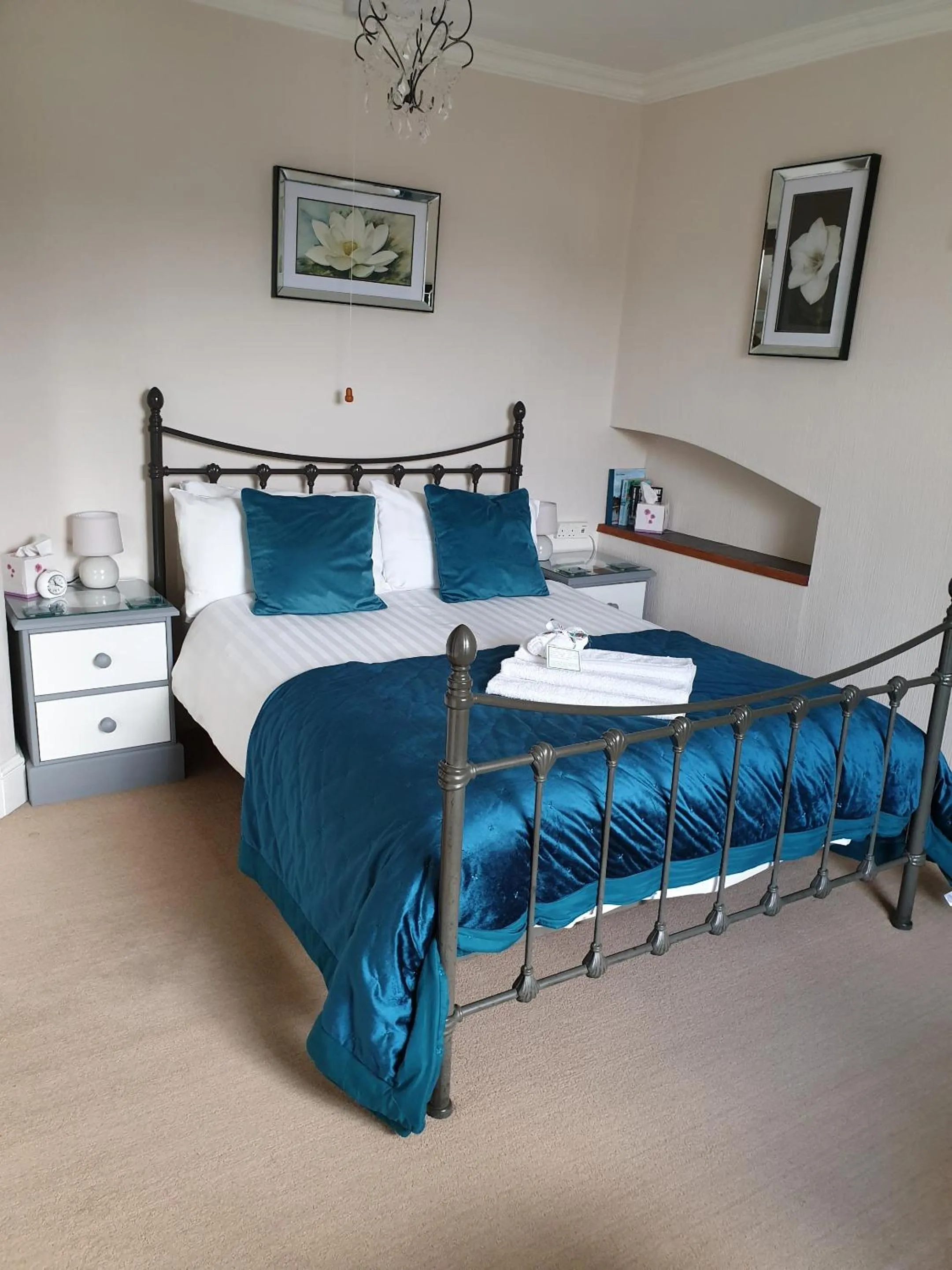 Bedroom, Bed in Bronwye