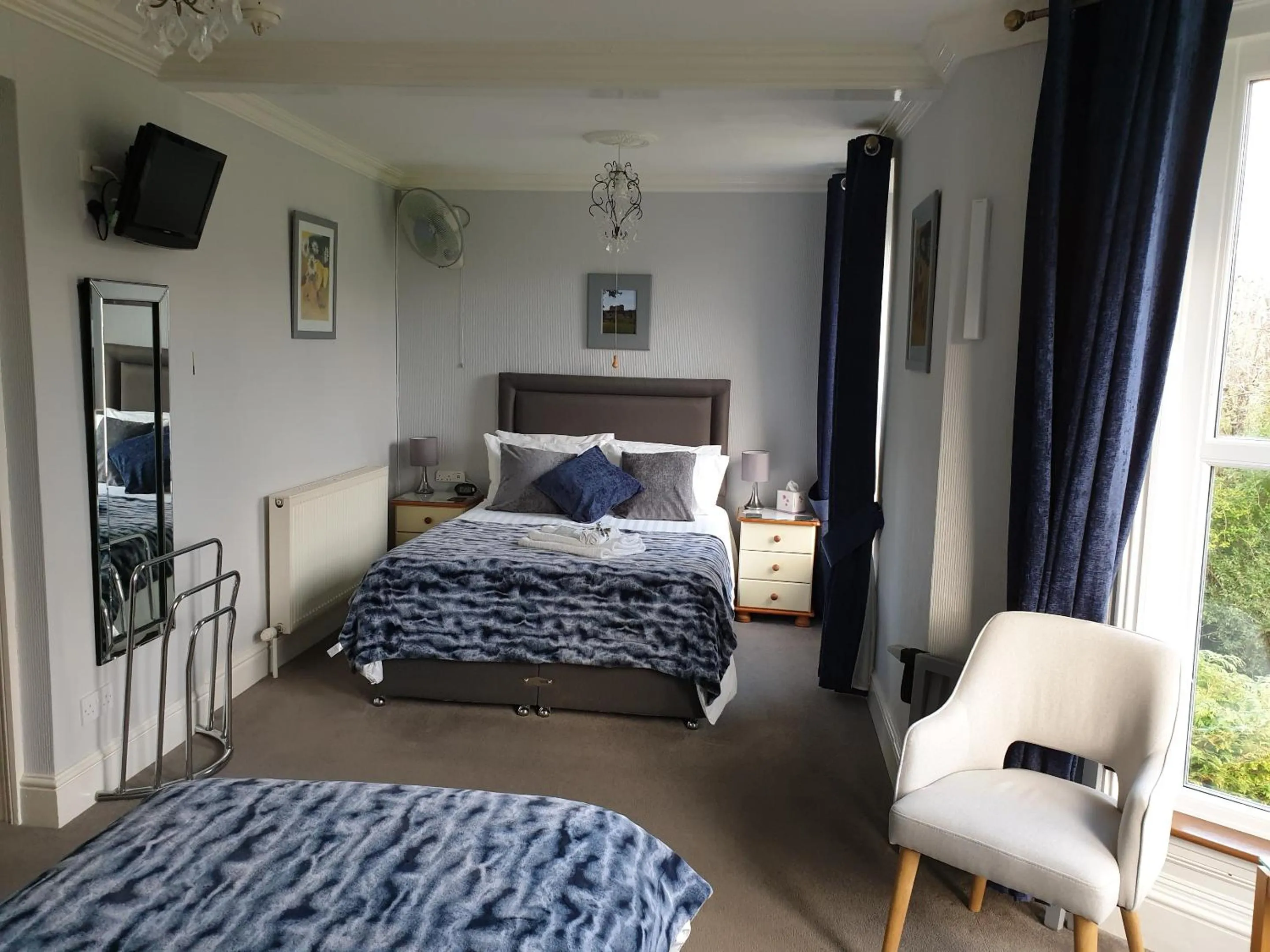 Bedroom, Bed in Bronwye