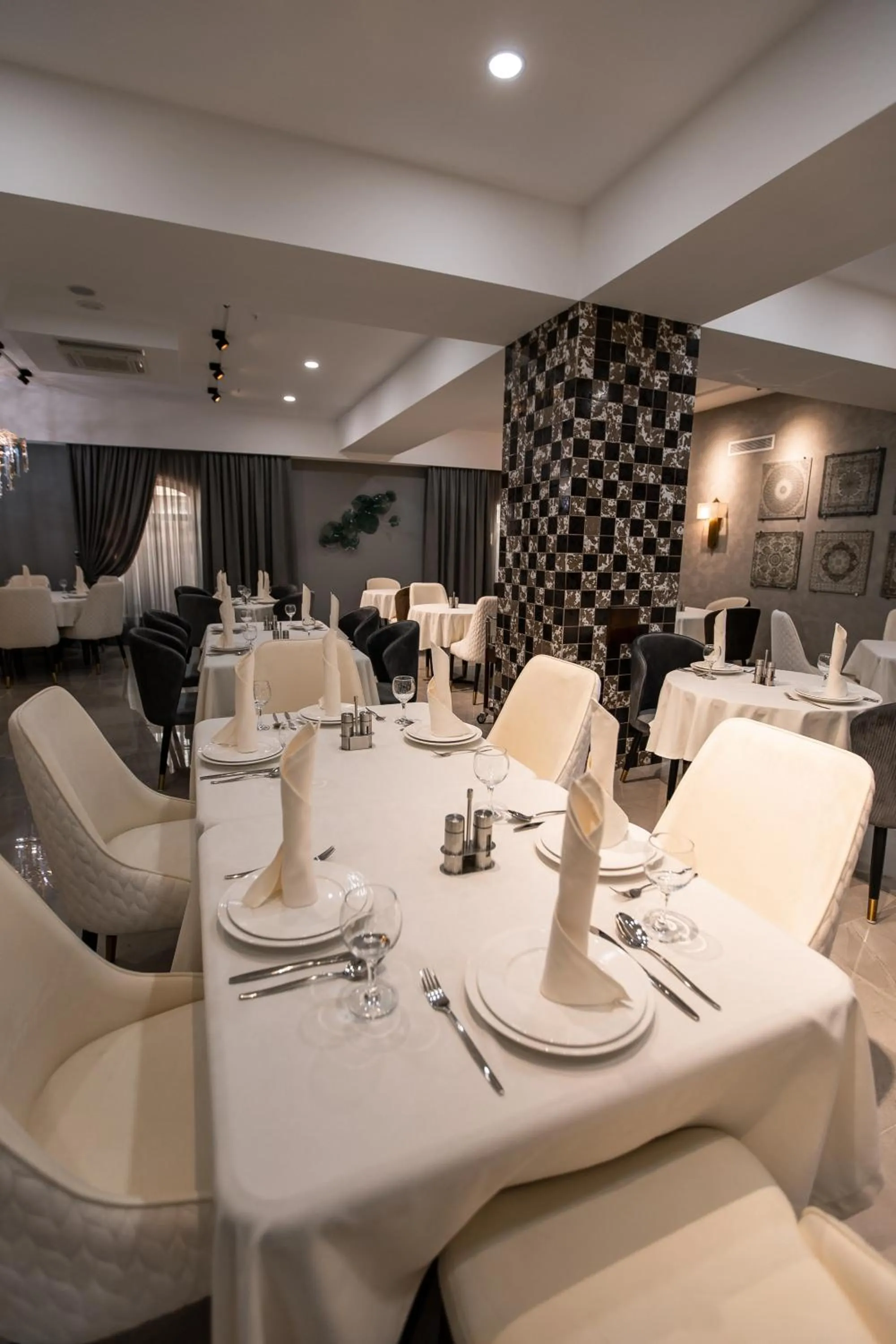 Restaurant/places to eat in Krokus Plaza