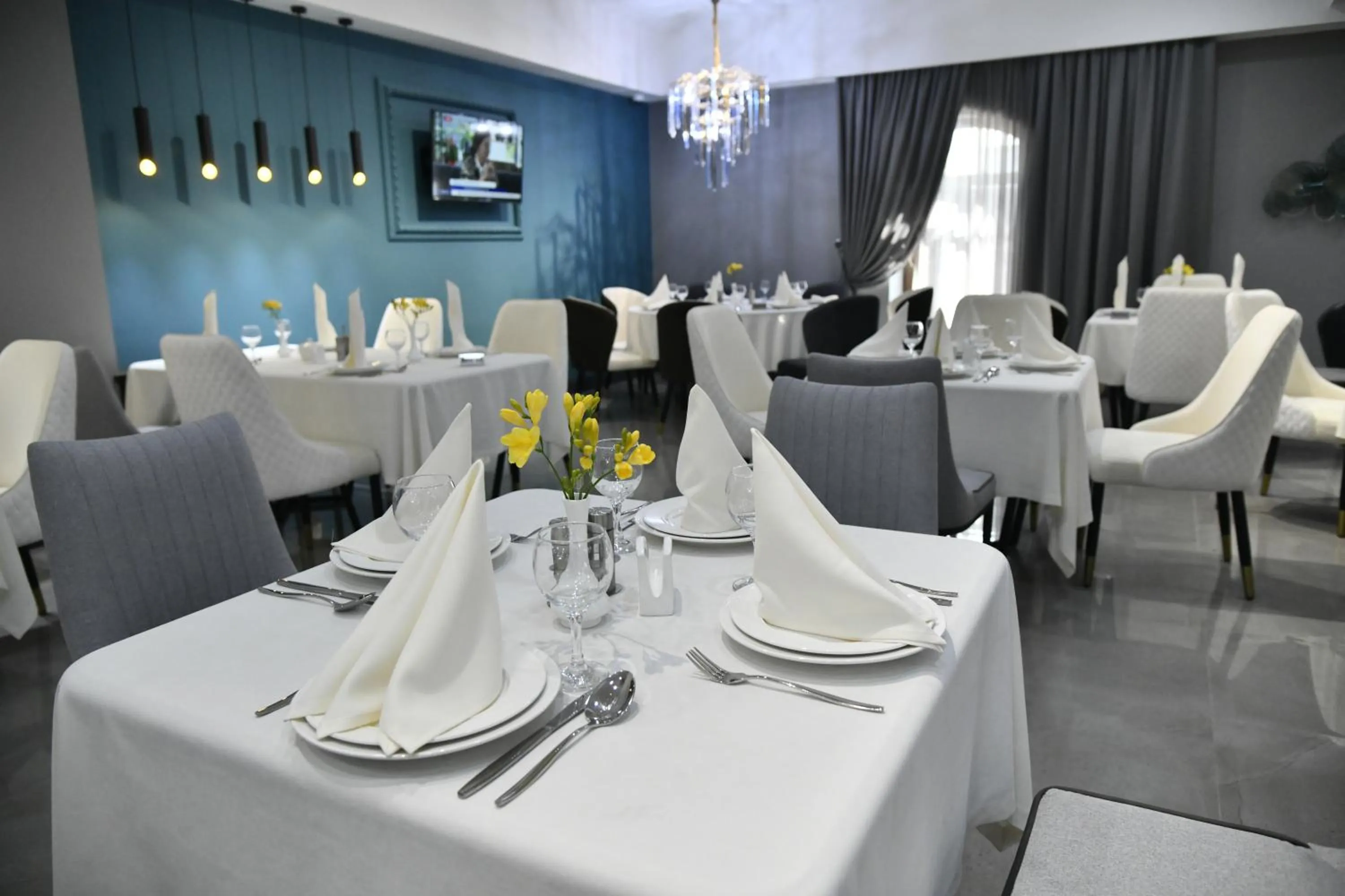 Restaurant/places to eat in Krokus Plaza