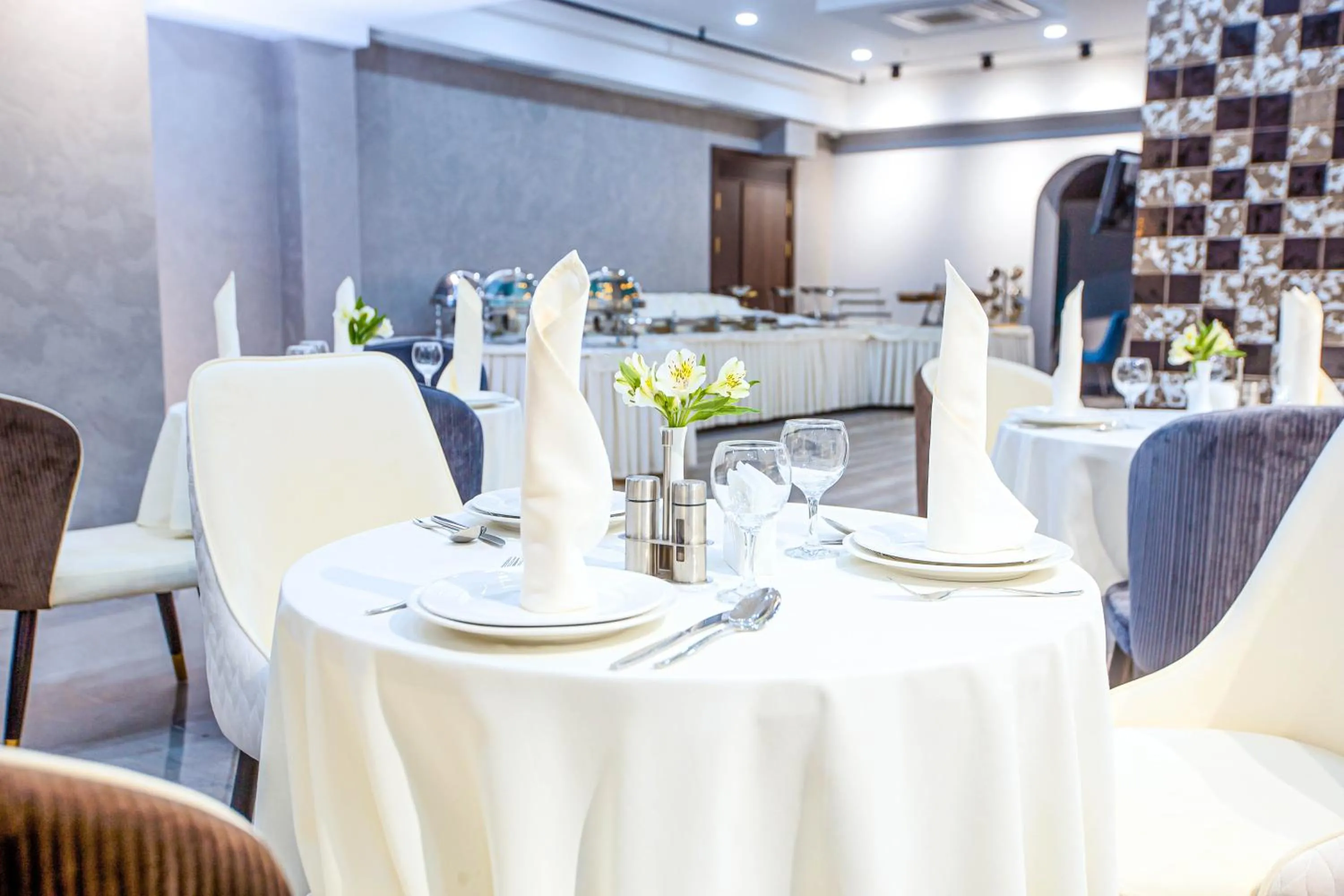 Restaurant/places to eat in Krokus Plaza