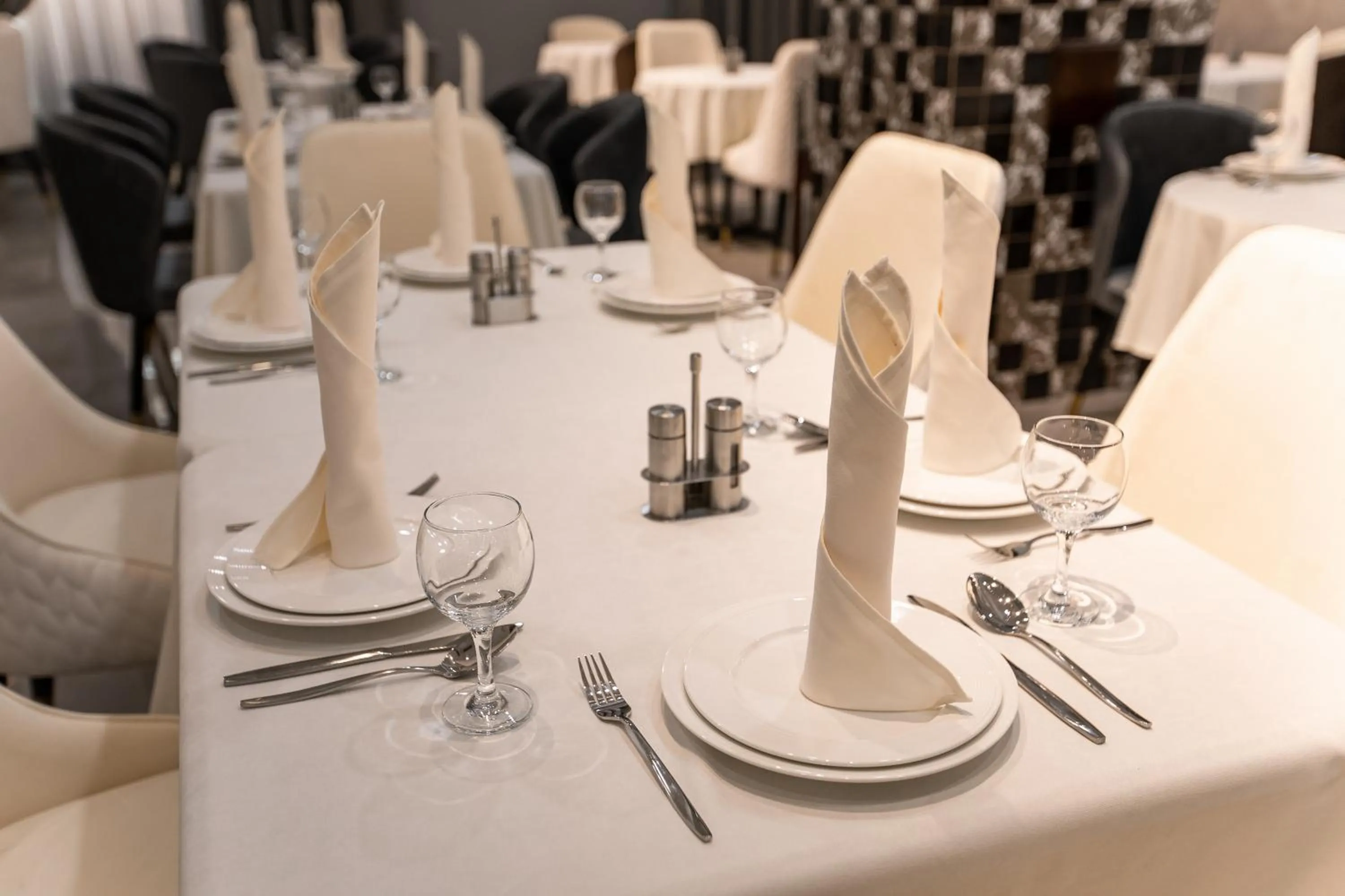 Restaurant/places to eat in Krokus Plaza