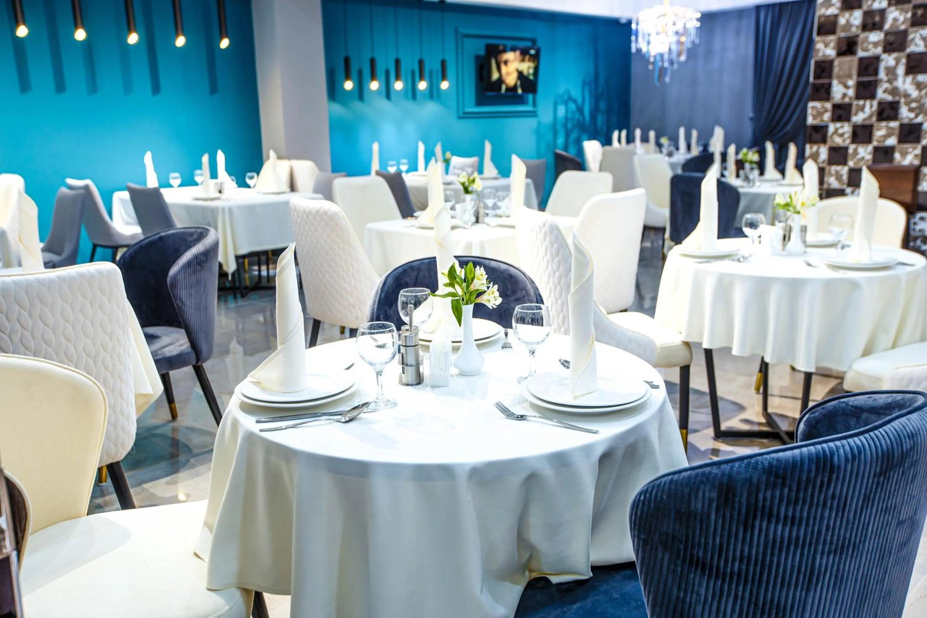 Restaurant/places to eat in Krokus Plaza