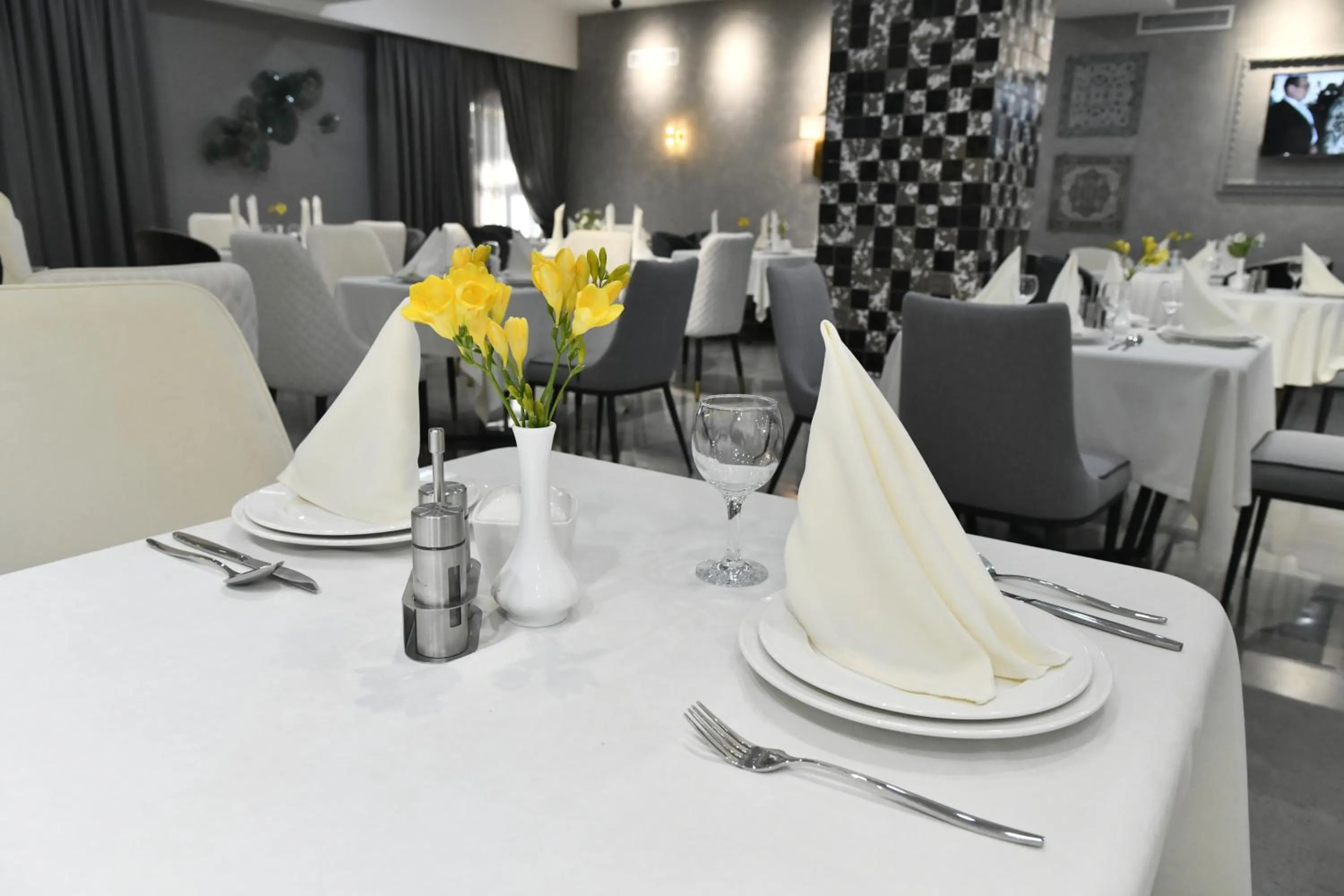 Restaurant/places to eat in Krokus Plaza