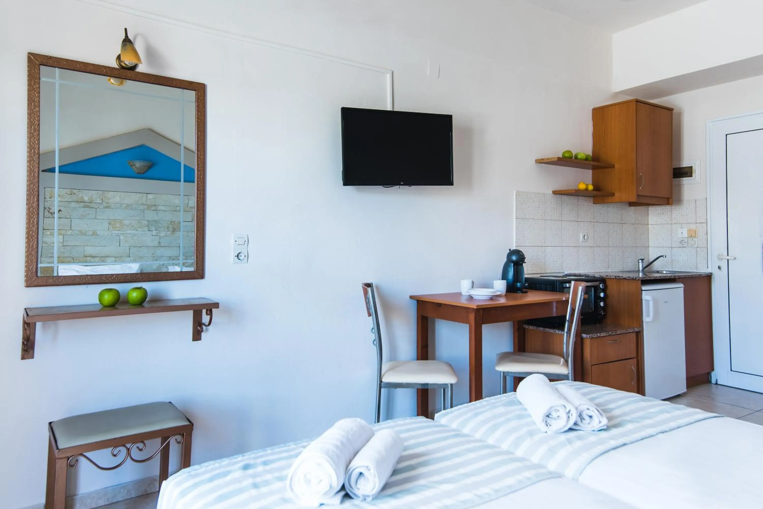 Kitchen or kitchenette, Bed in Ilios 1 Central