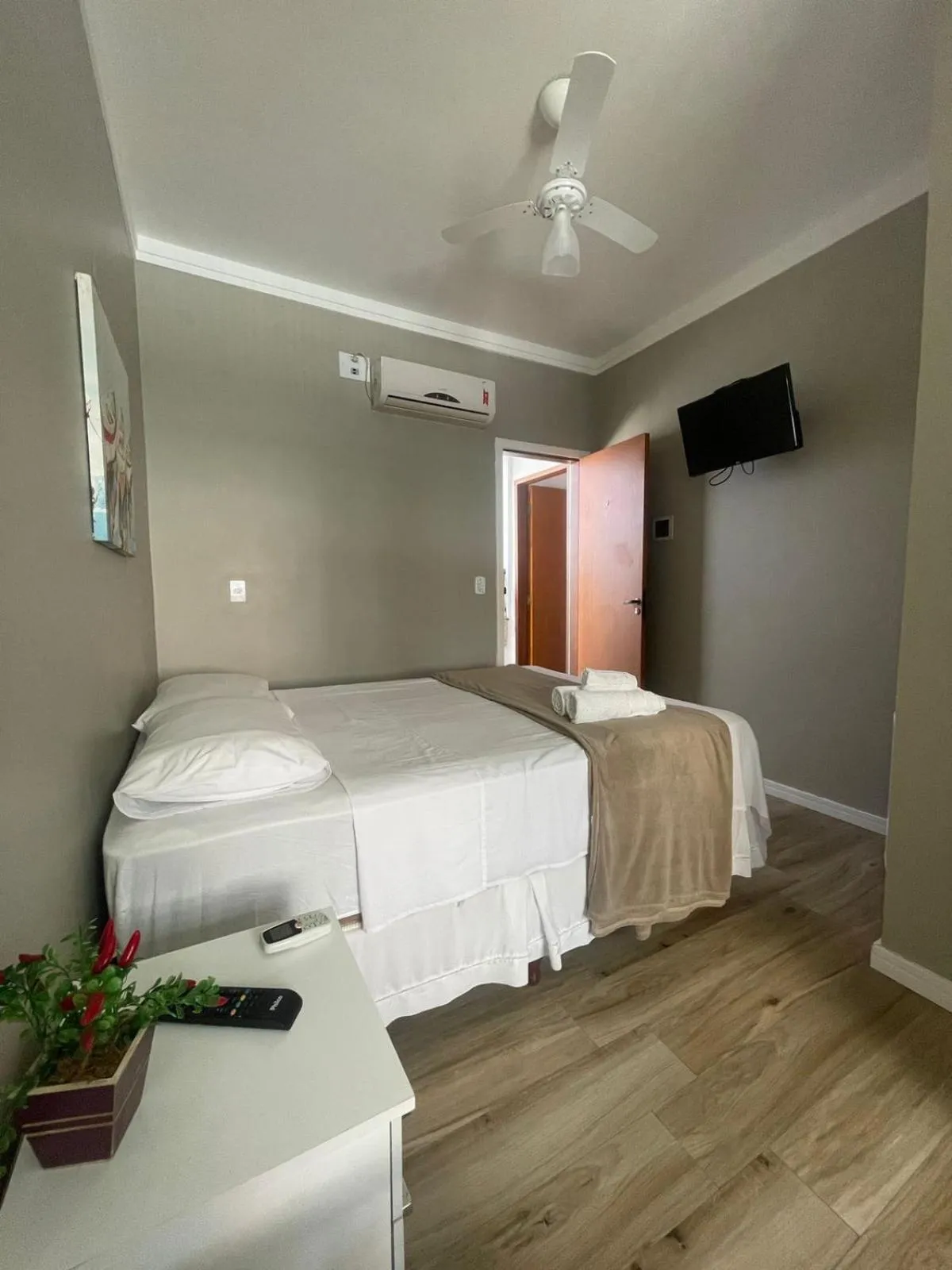 Photo of the whole room, Bed in Pousada Chilli Brasil